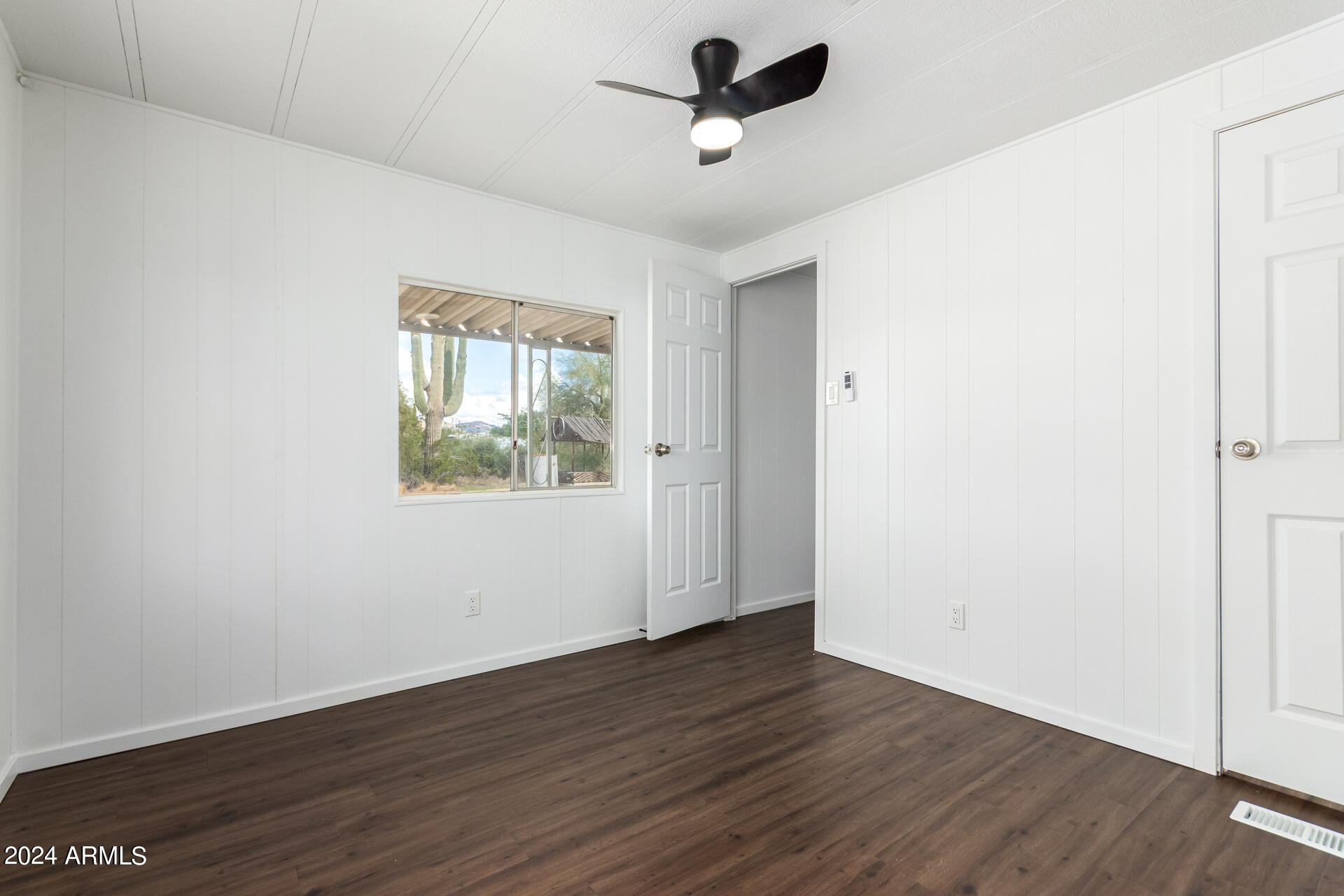875 W SMOKETREE Street
