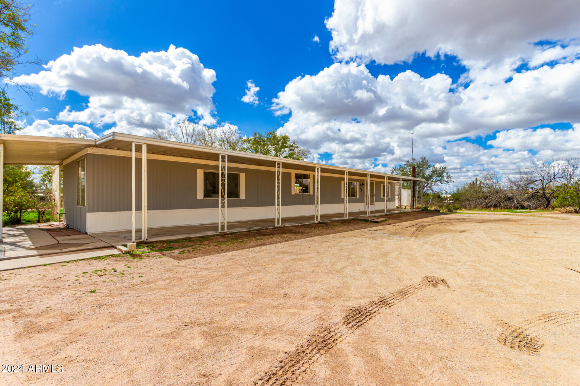 875 W SMOKETREE Street