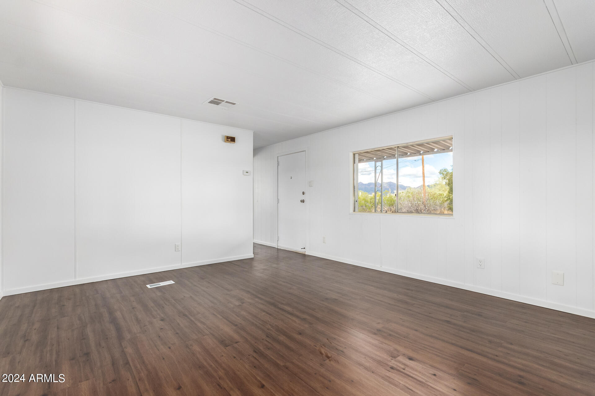 875 W SMOKETREE Street