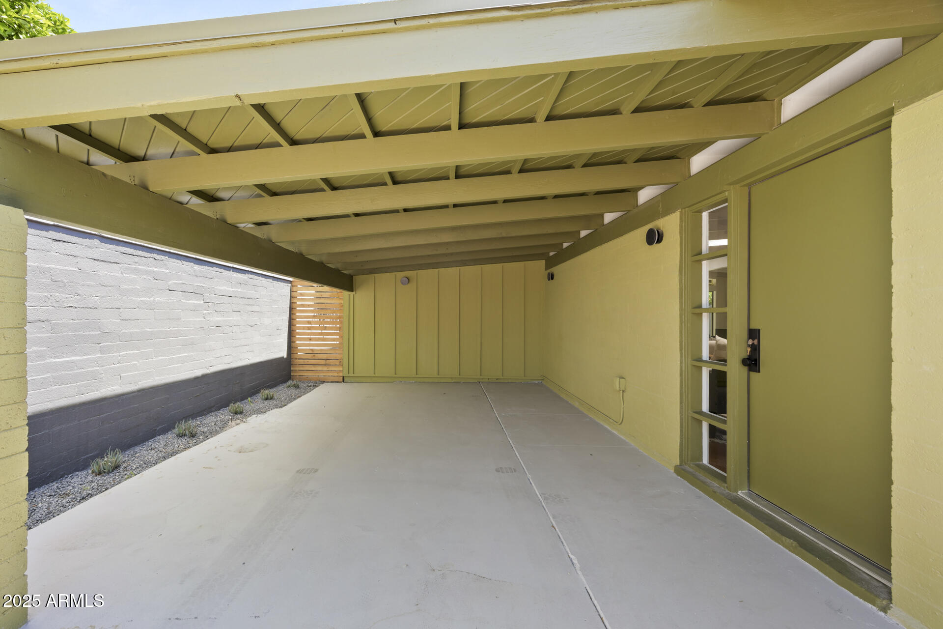 5815 N 10TH Place