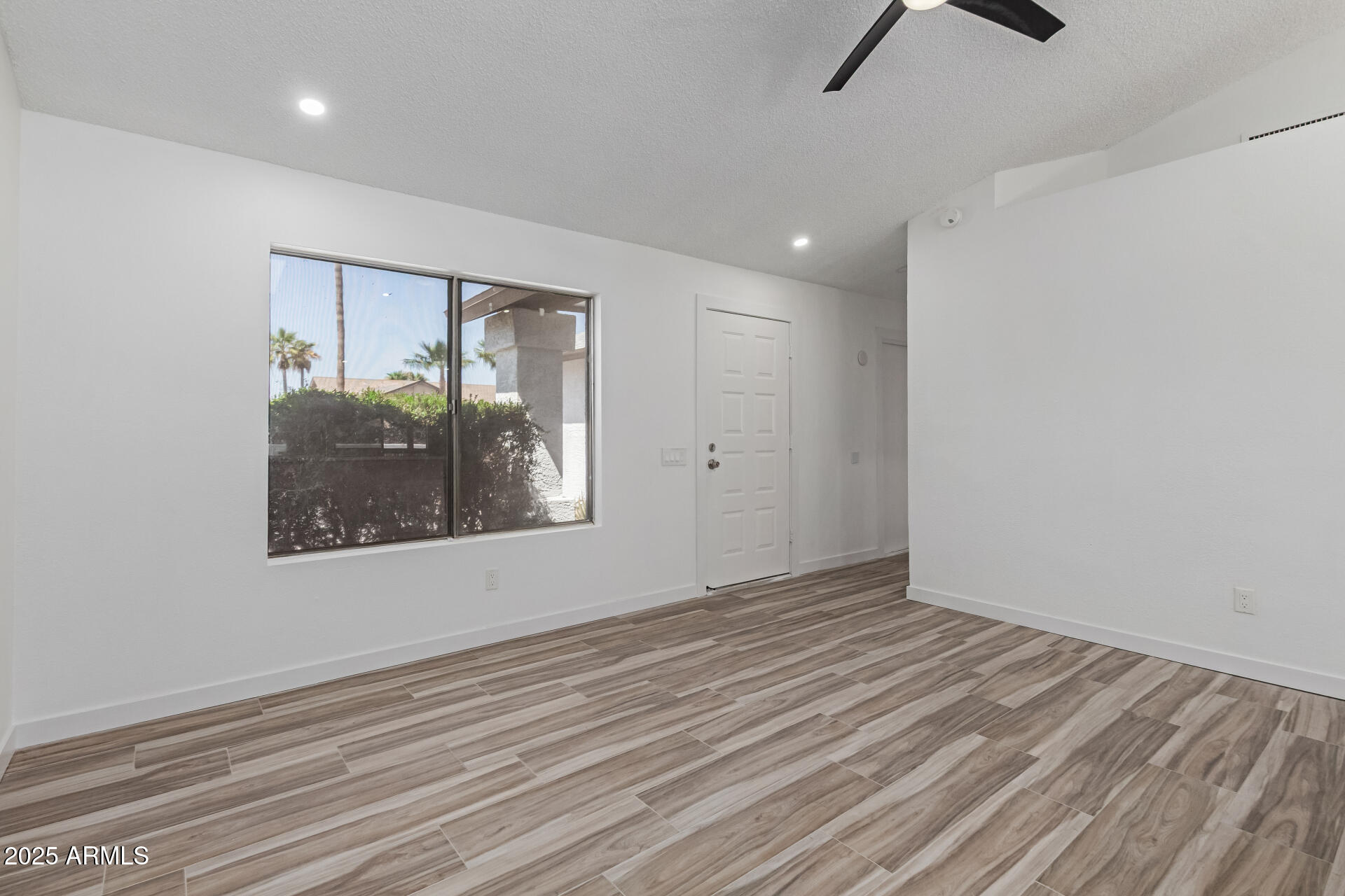 1633 E BEVERLY Lane