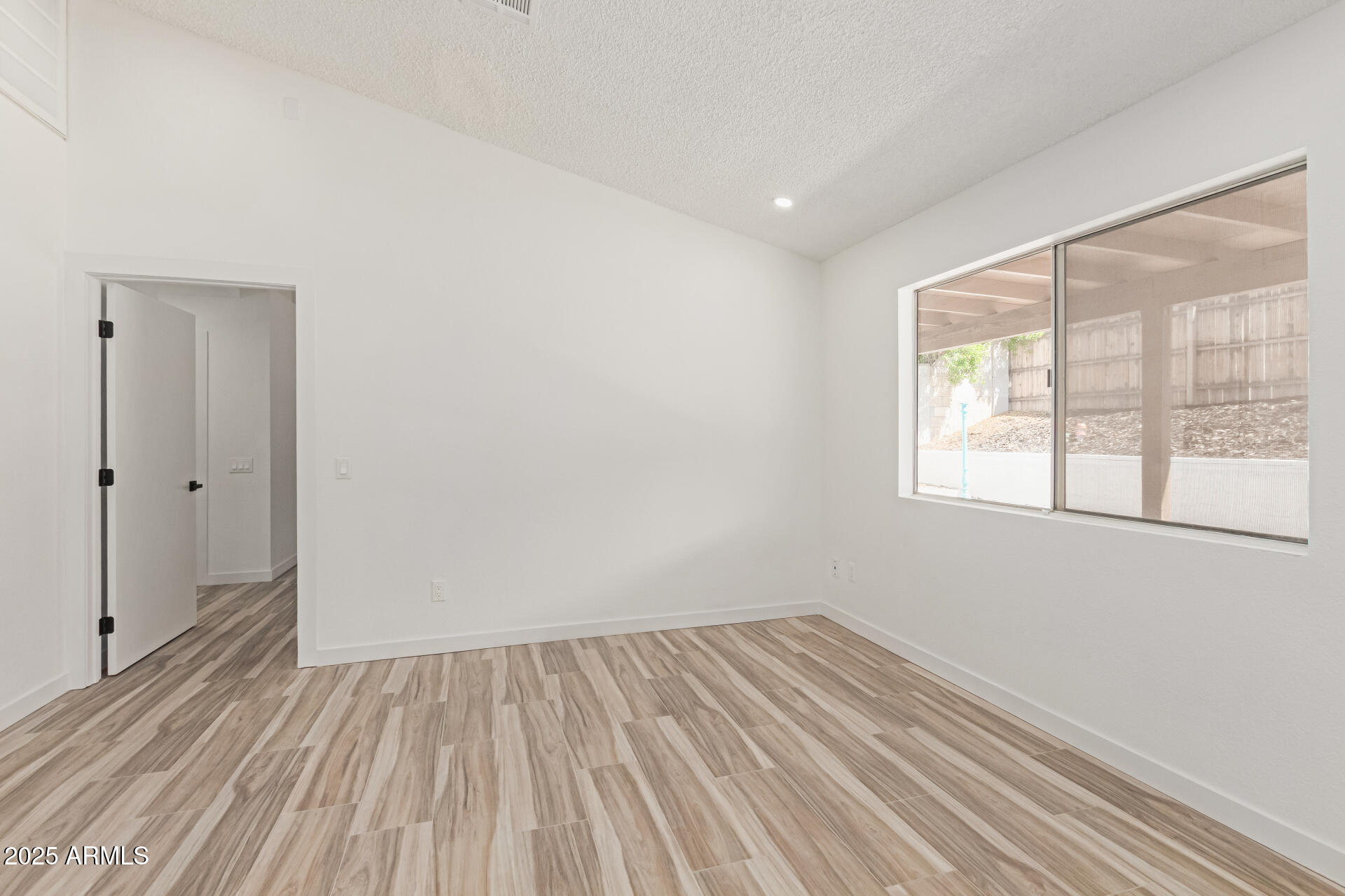 1633 E BEVERLY Lane