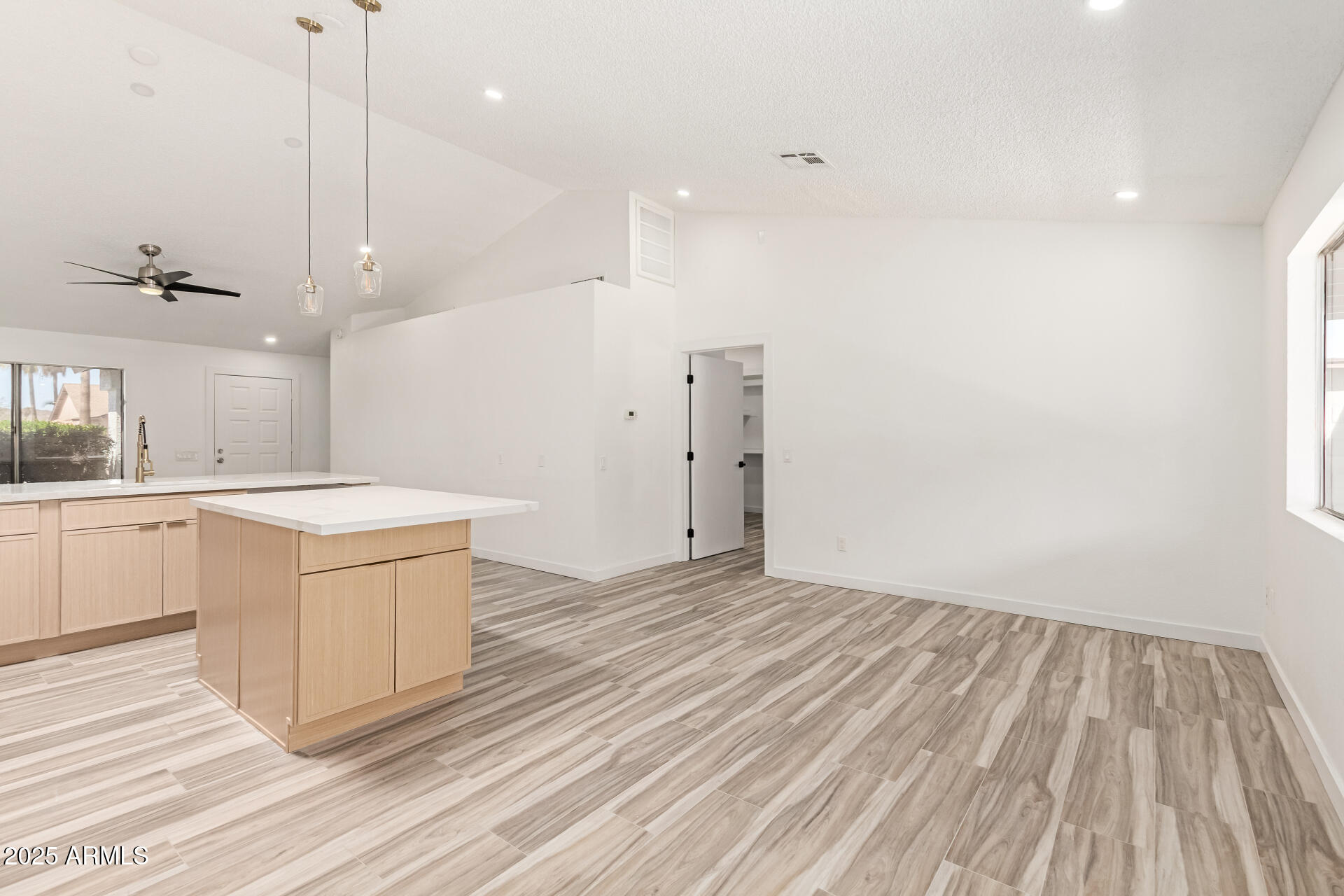 1633 E BEVERLY Lane