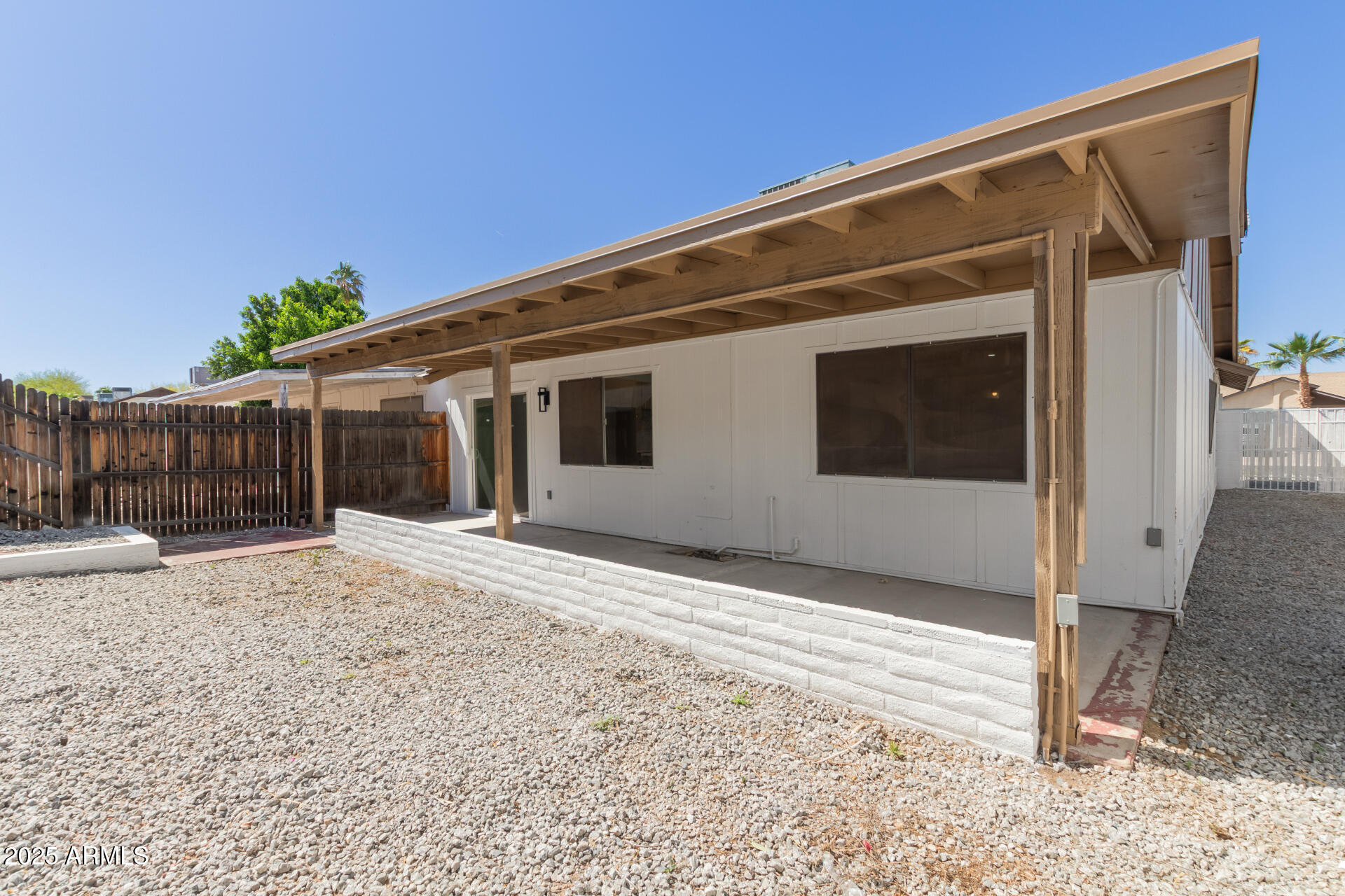 1633 E BEVERLY Lane