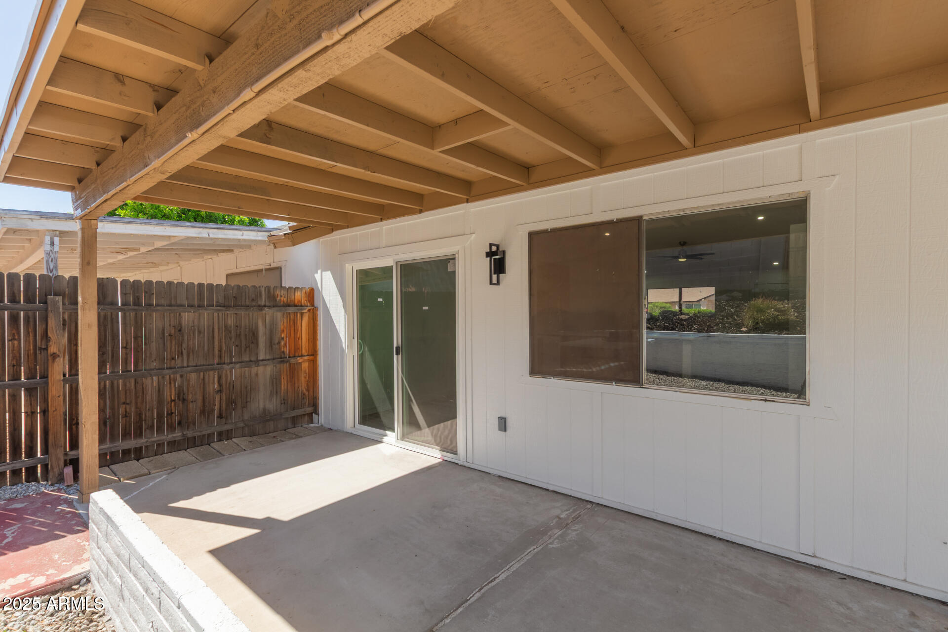 1633 E BEVERLY Lane
