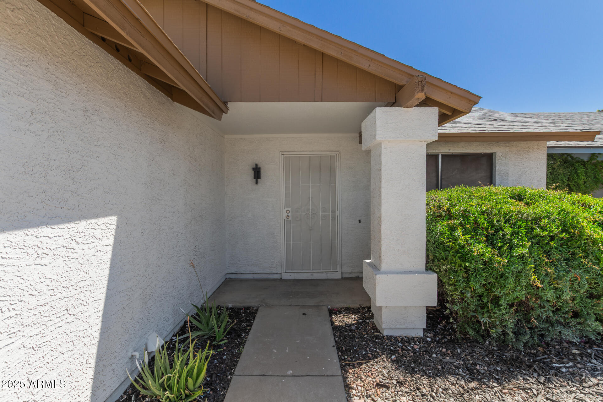 1633 E BEVERLY Lane