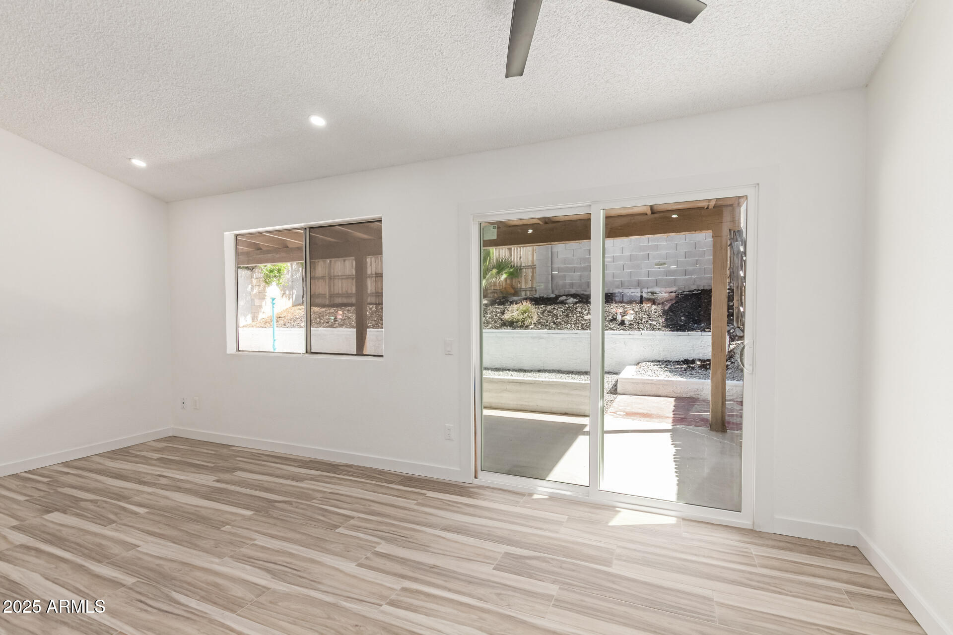 1633 E BEVERLY Lane