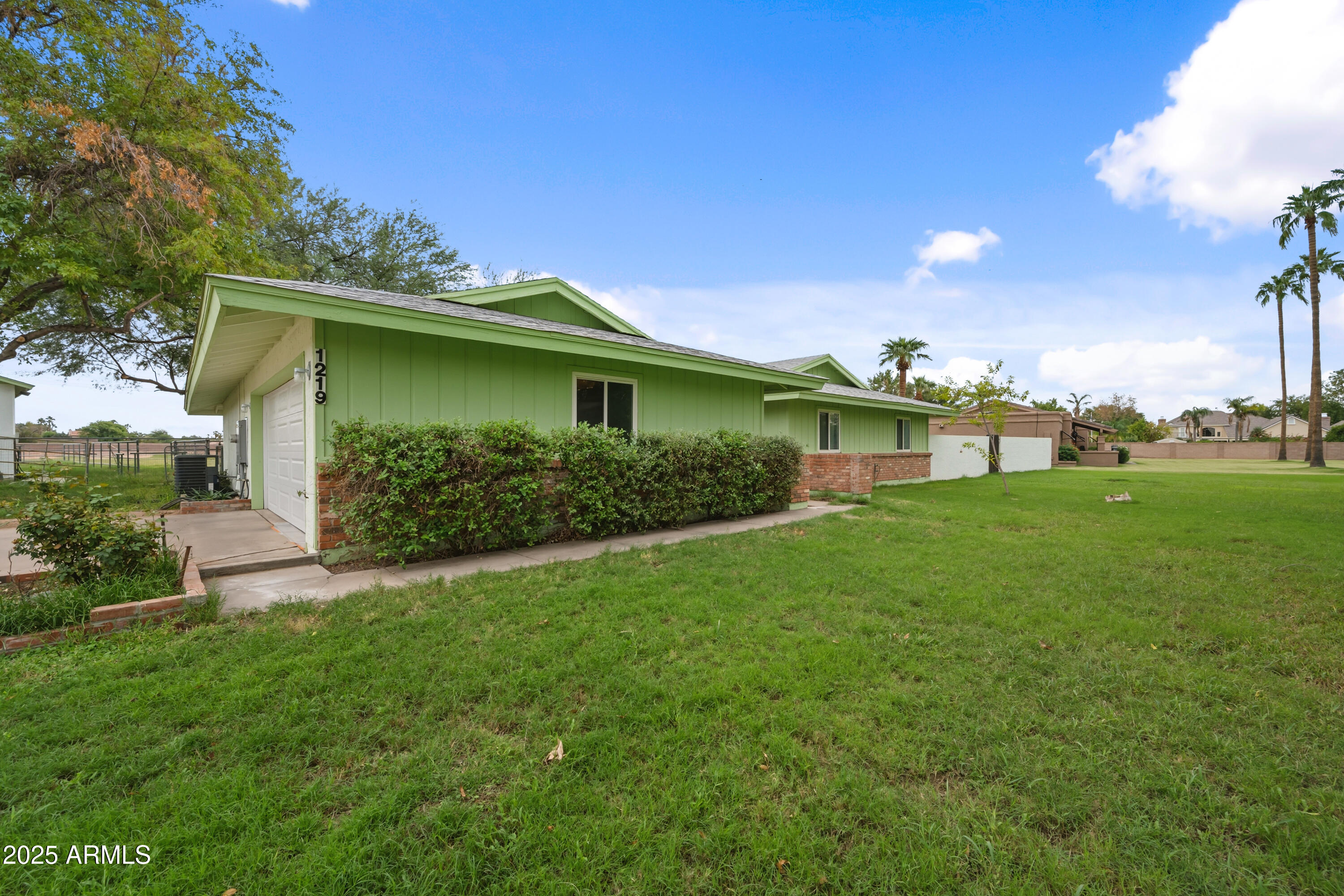 1219 N Porter Place