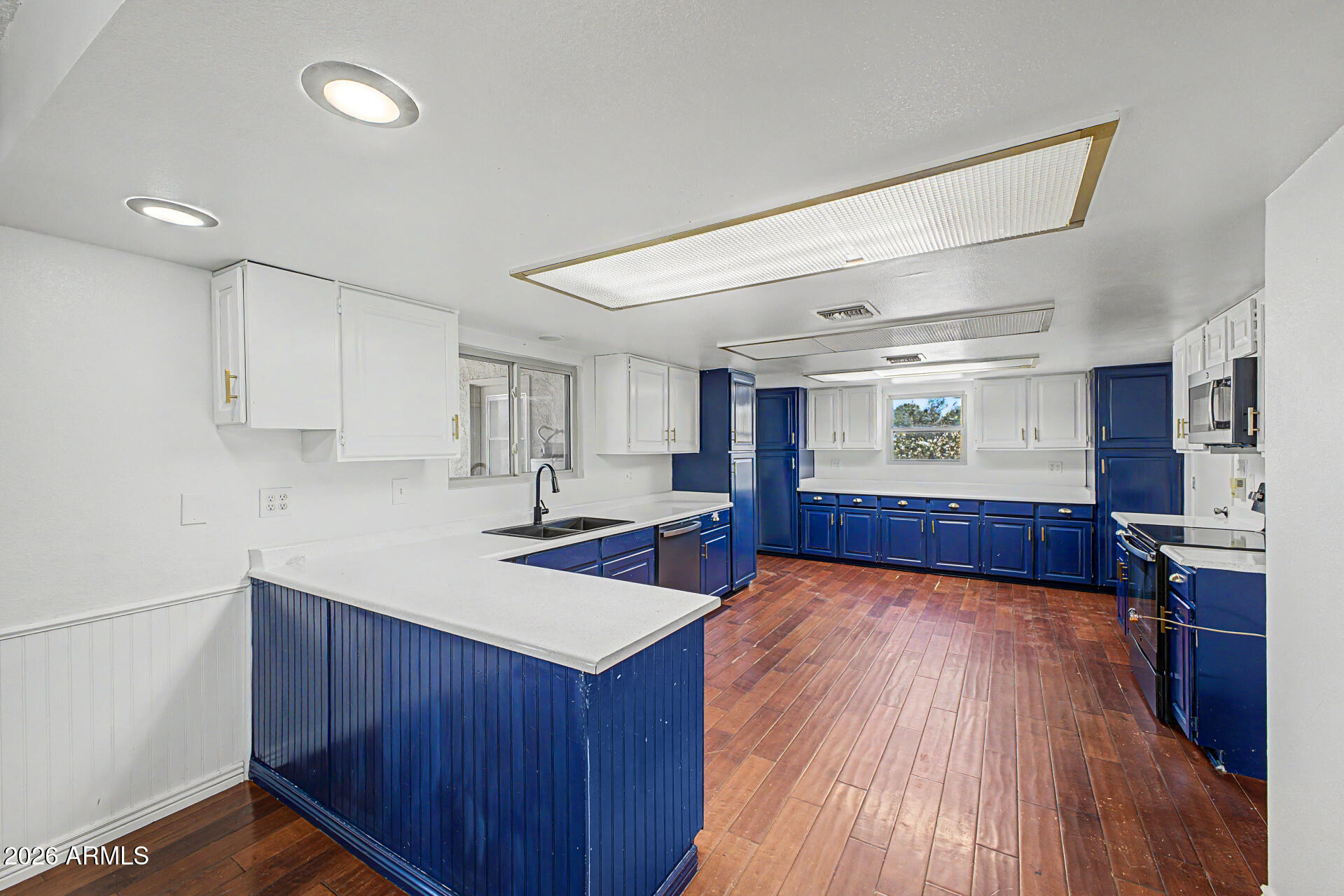 2200 E MELROSE Street