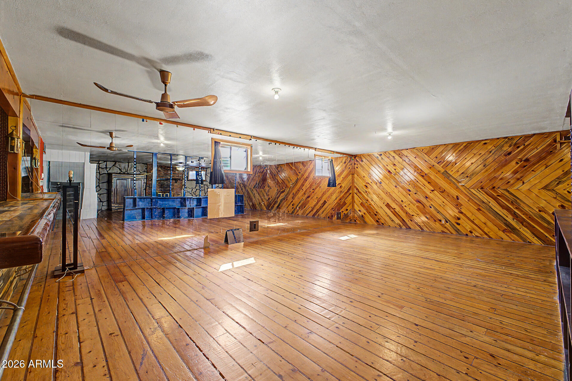 2200 E MELROSE Street