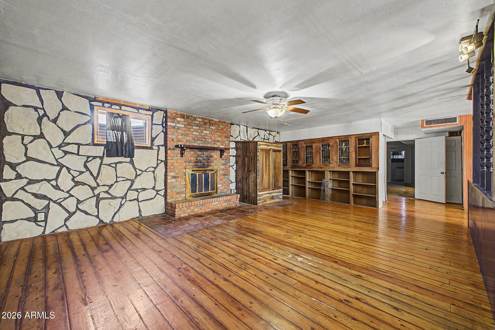 2200 E MELROSE Street