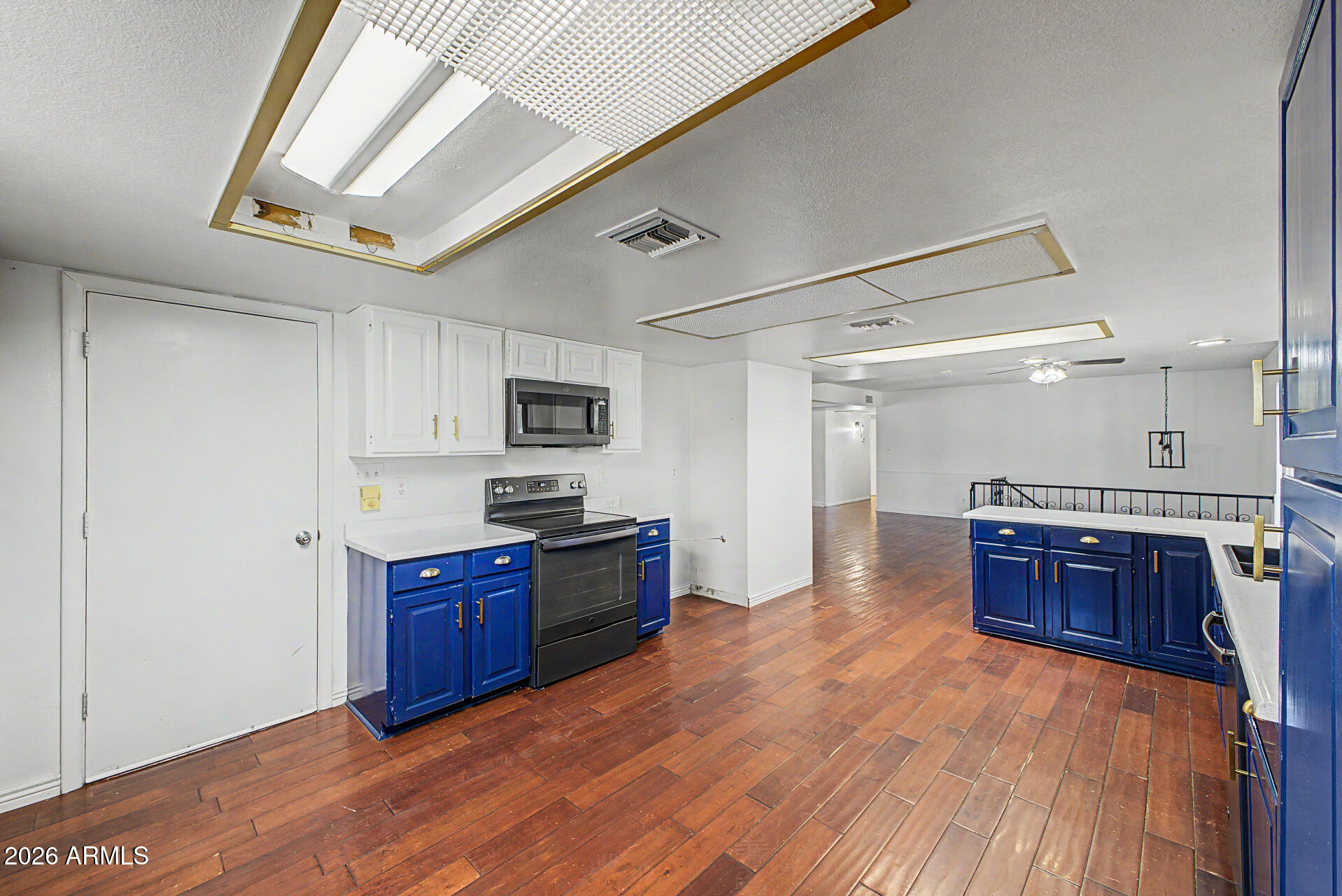 2200 E MELROSE Street