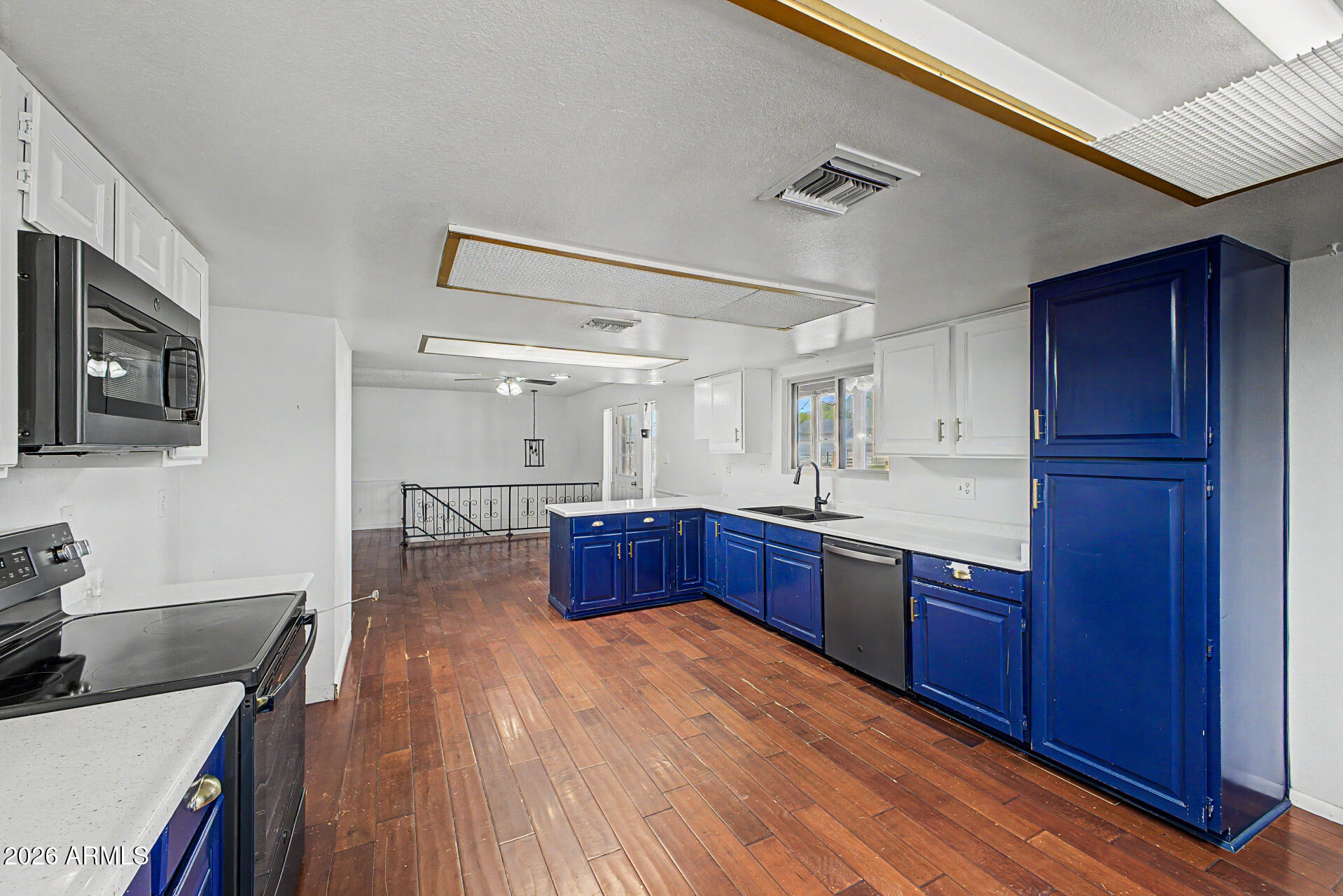 2200 E MELROSE Street