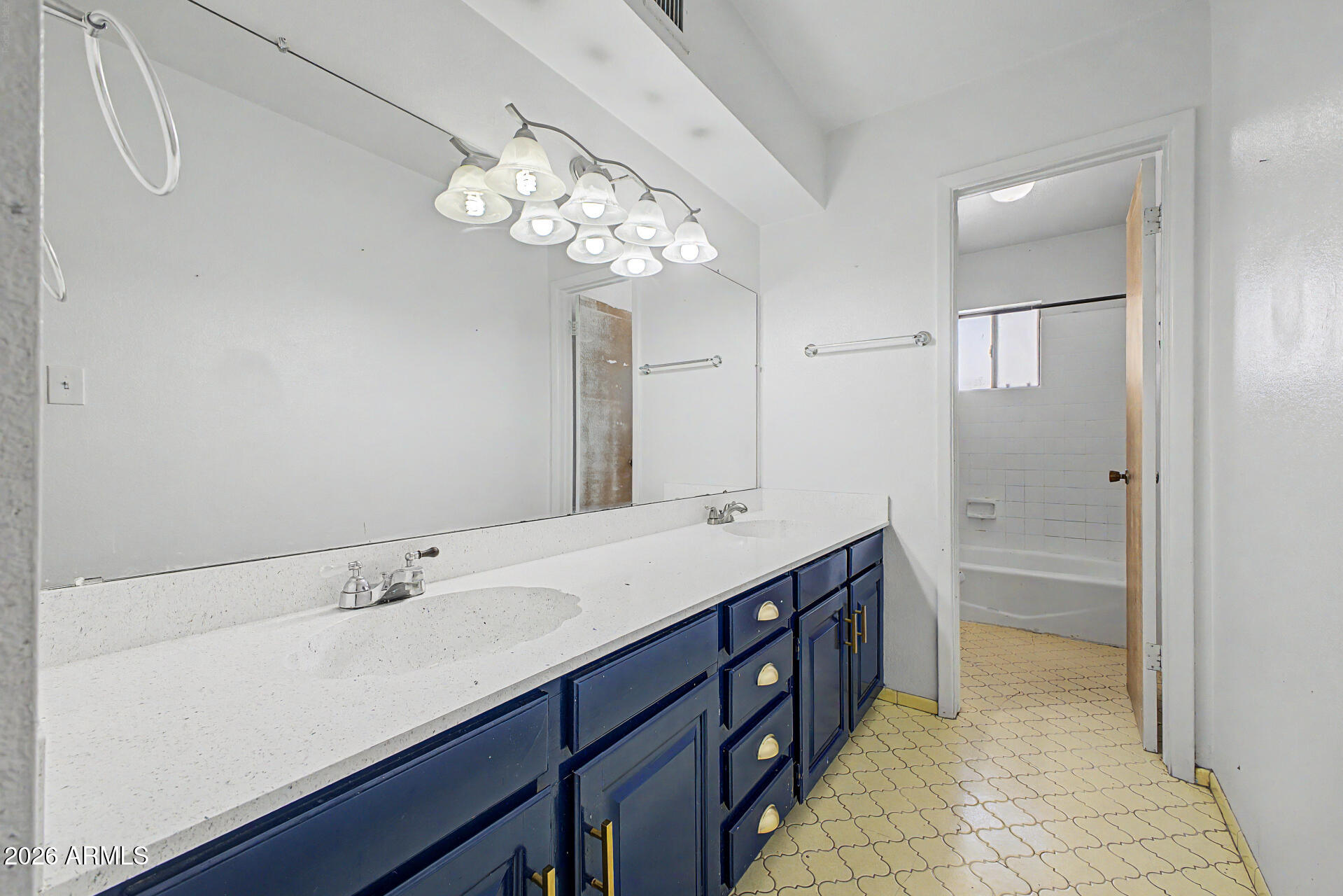 2200 E MELROSE Street