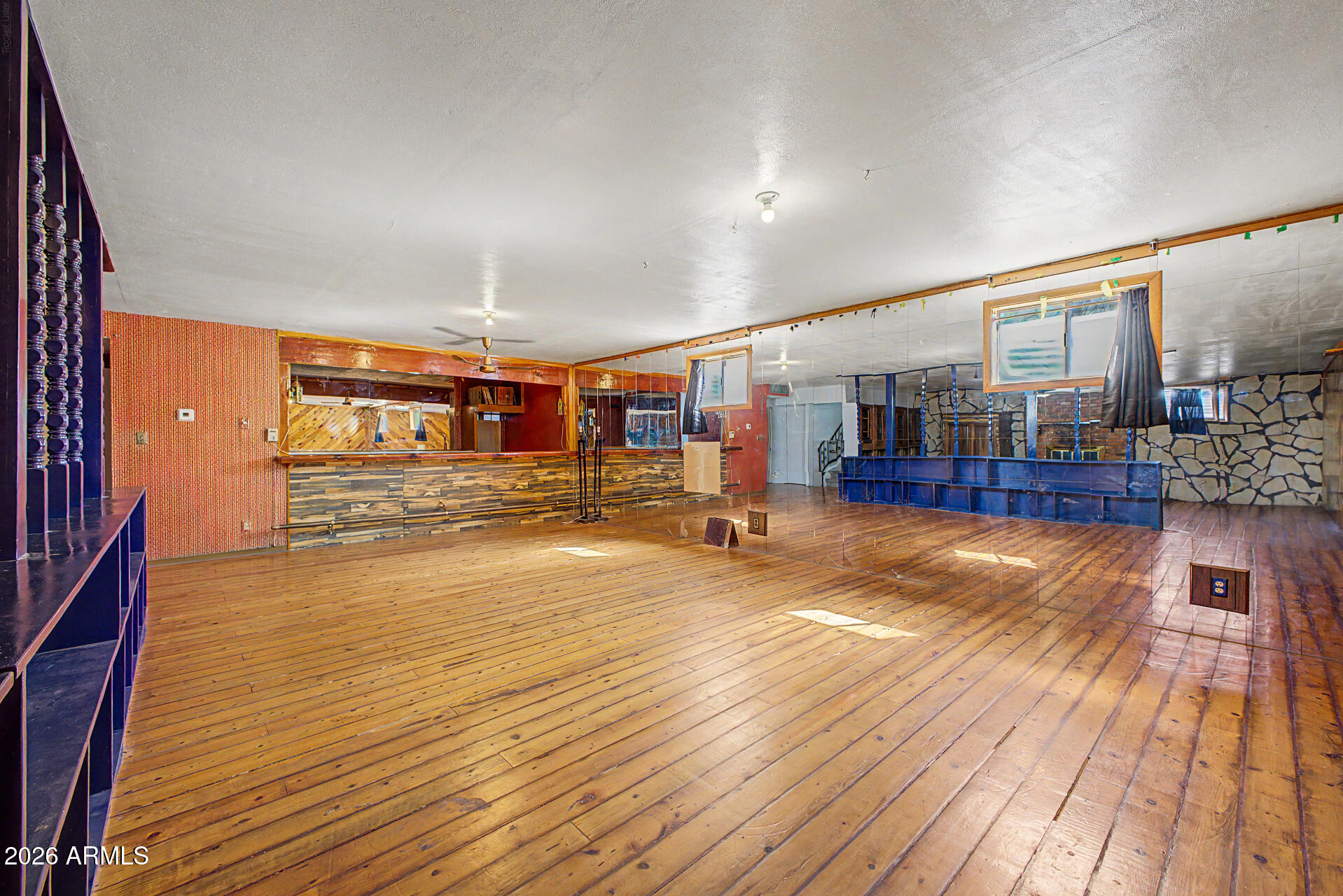 2200 E MELROSE Street