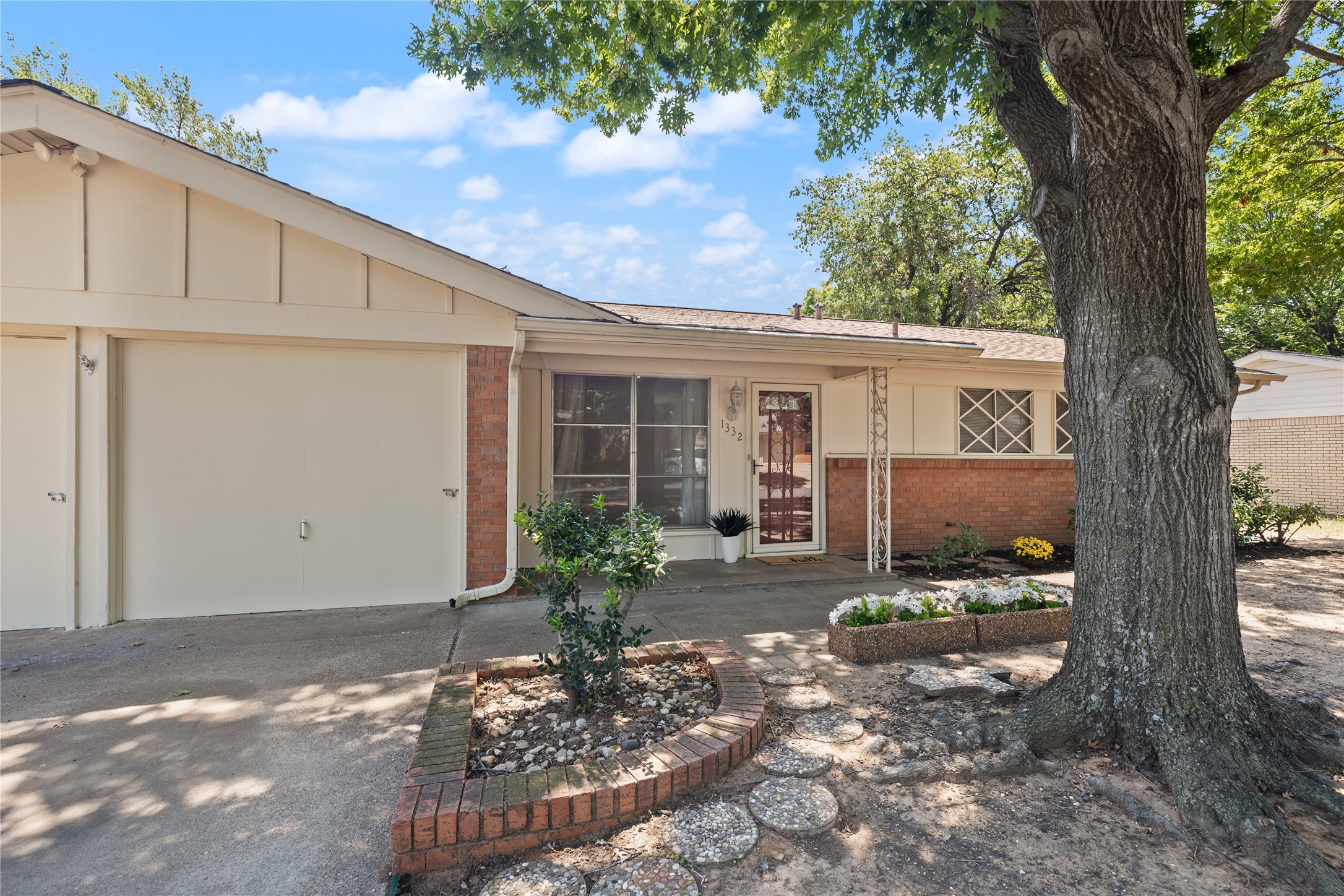 1332 Harrison Lane