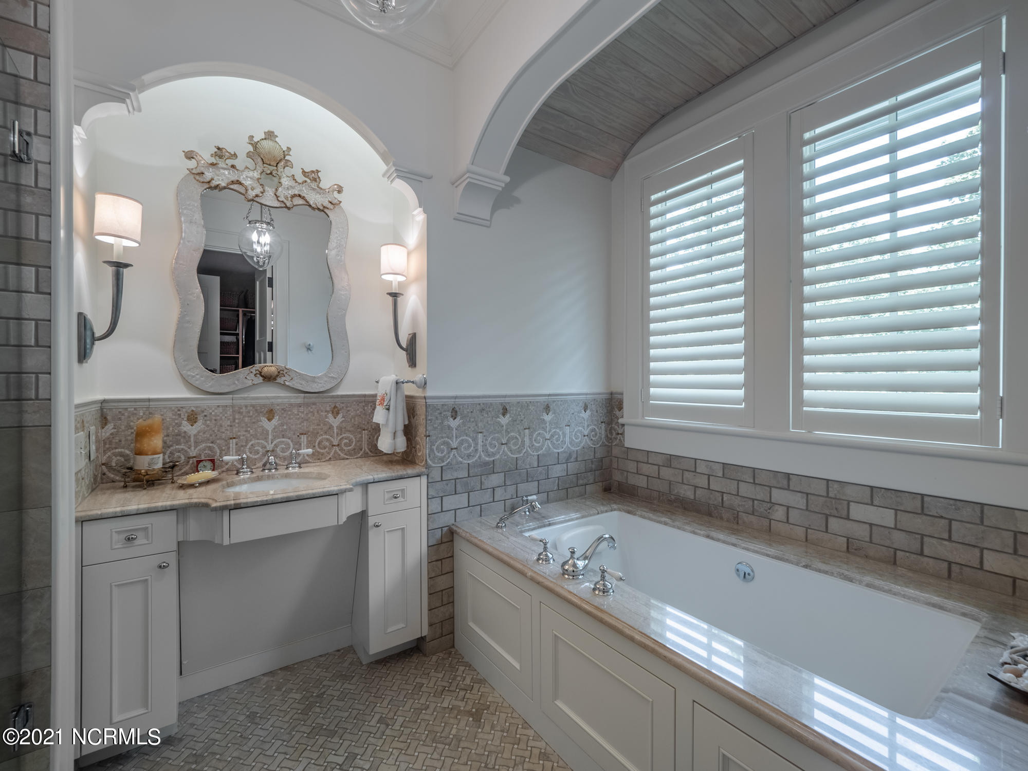 2307 Middle Sound Loop Road