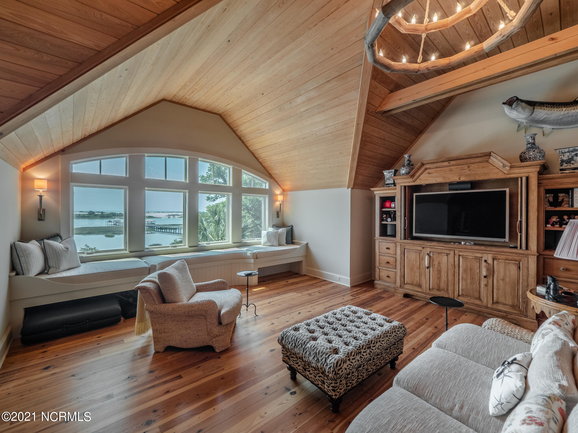 2307 Middle Sound Loop Road