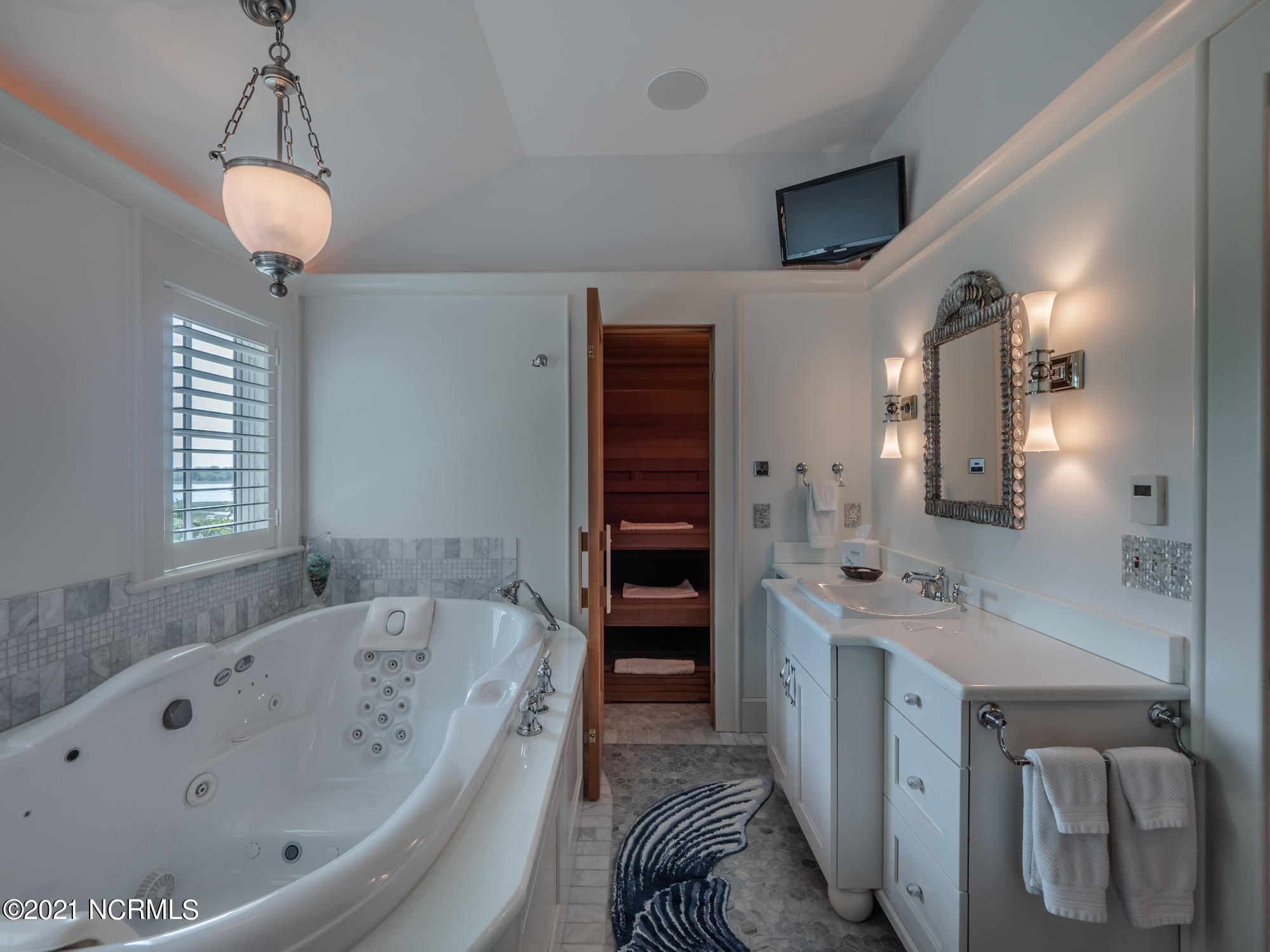 2307 Middle Sound Loop Road