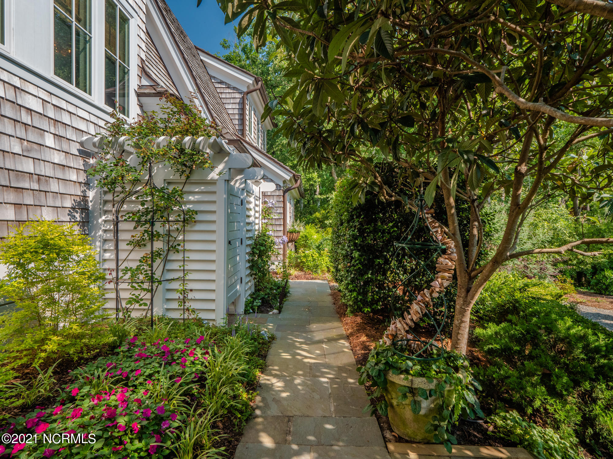 2307 Middle Sound Loop Road