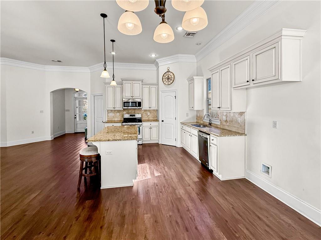 556 BATELEUR Way