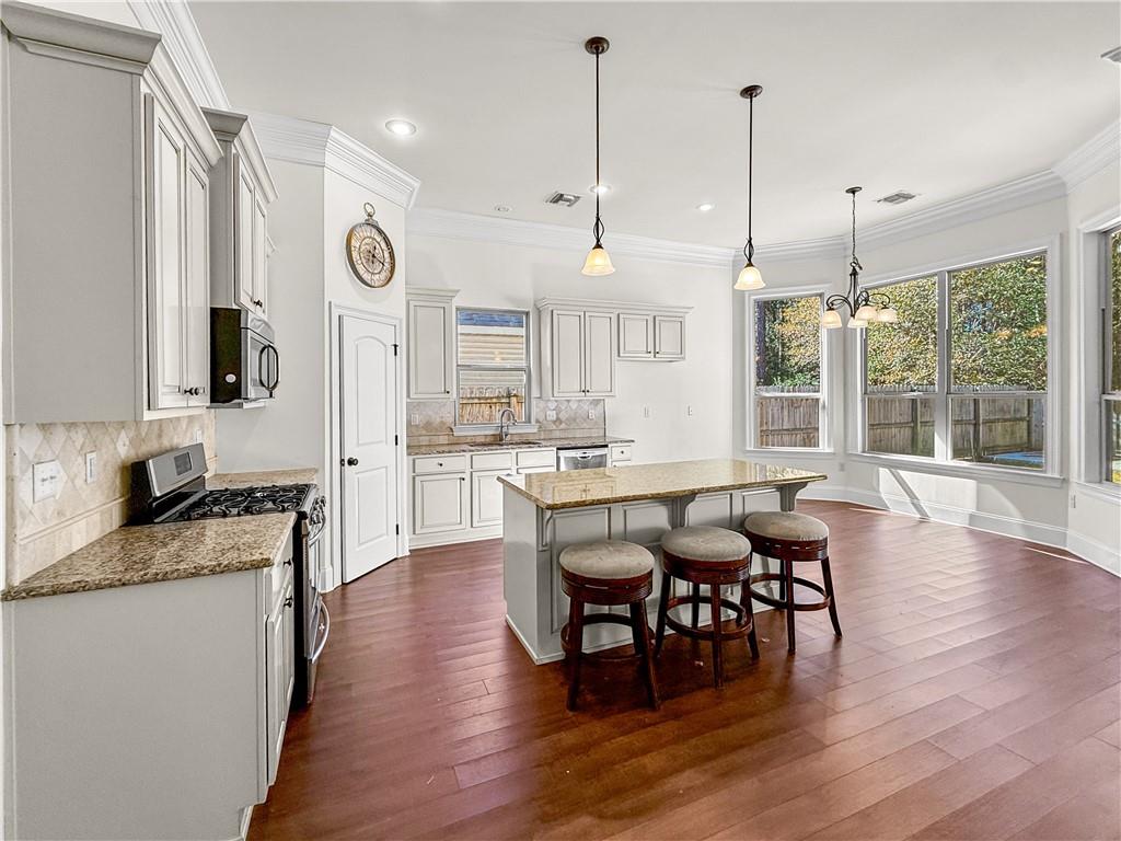 556 BATELEUR Way