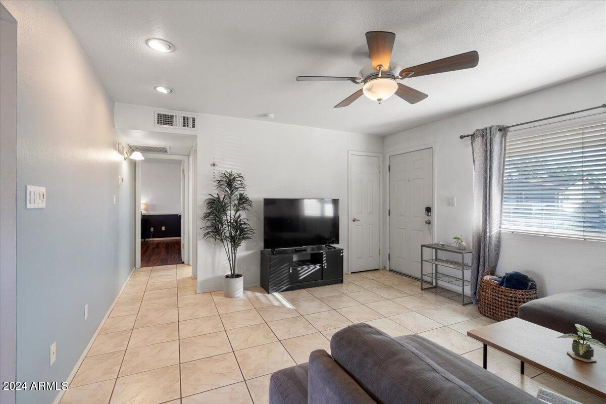 1114 W Auburn Drive