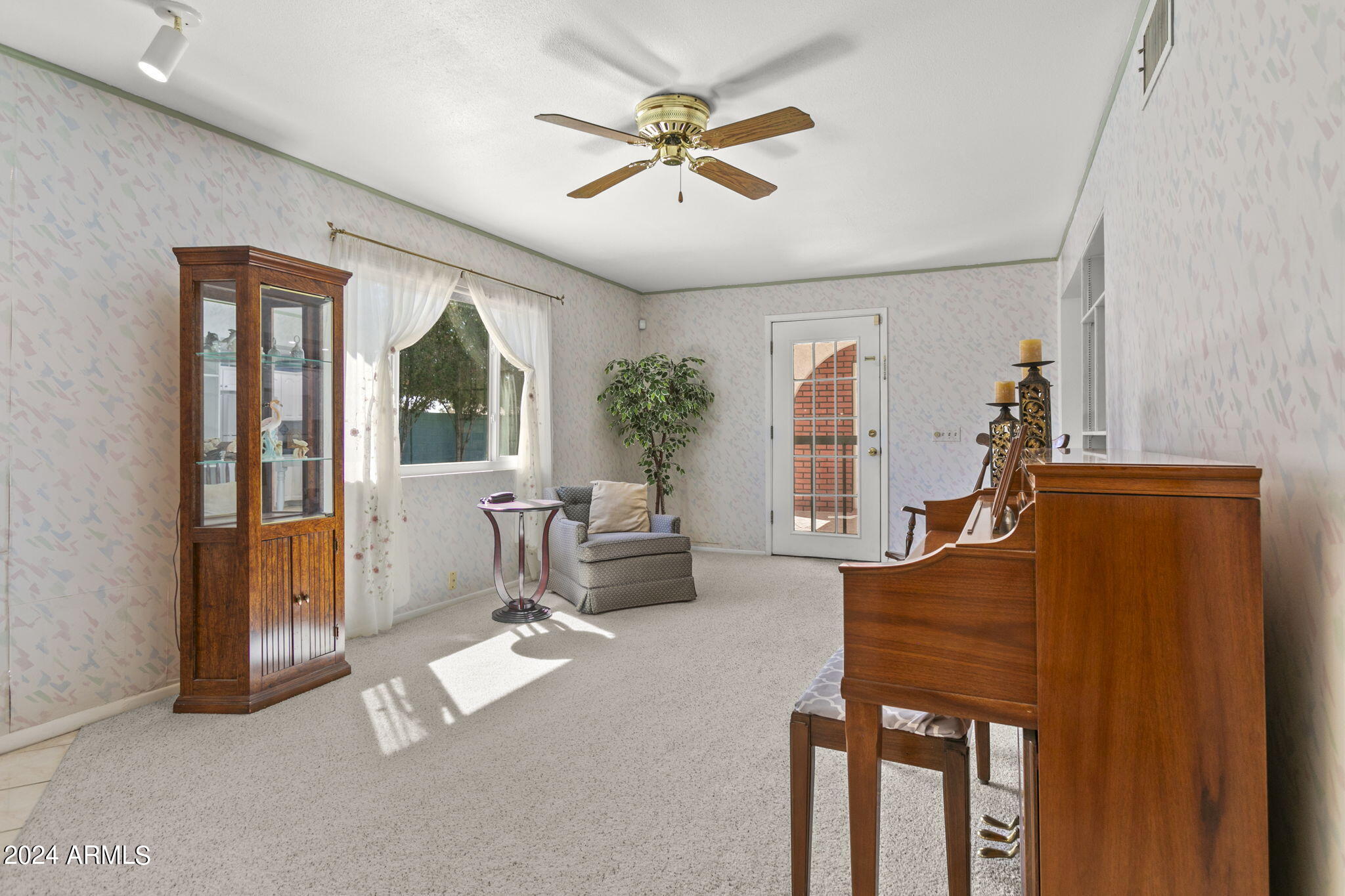 2433 W Poinsettia Drive