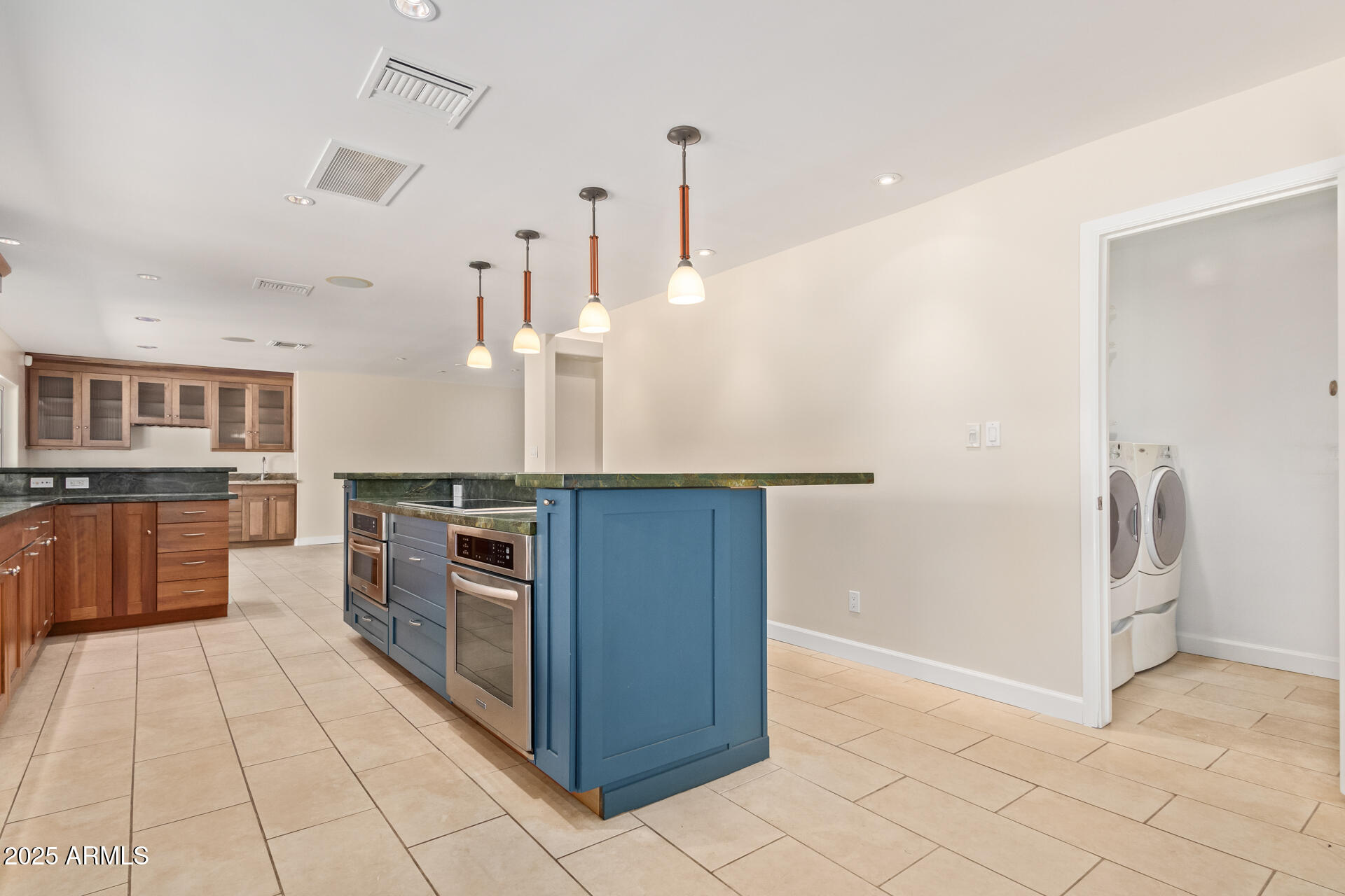 6102 E ASTER Drive