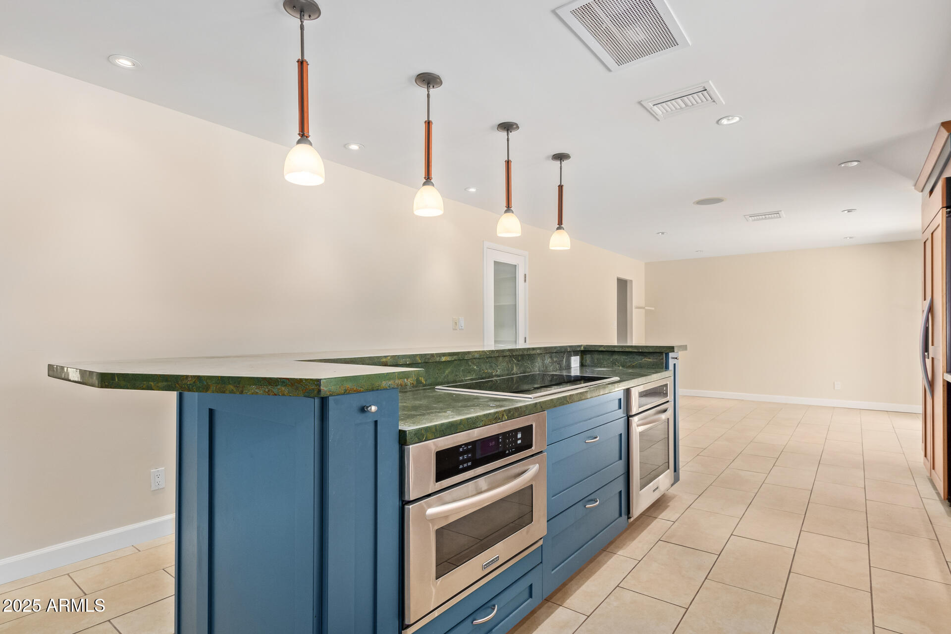 6102 E ASTER Drive