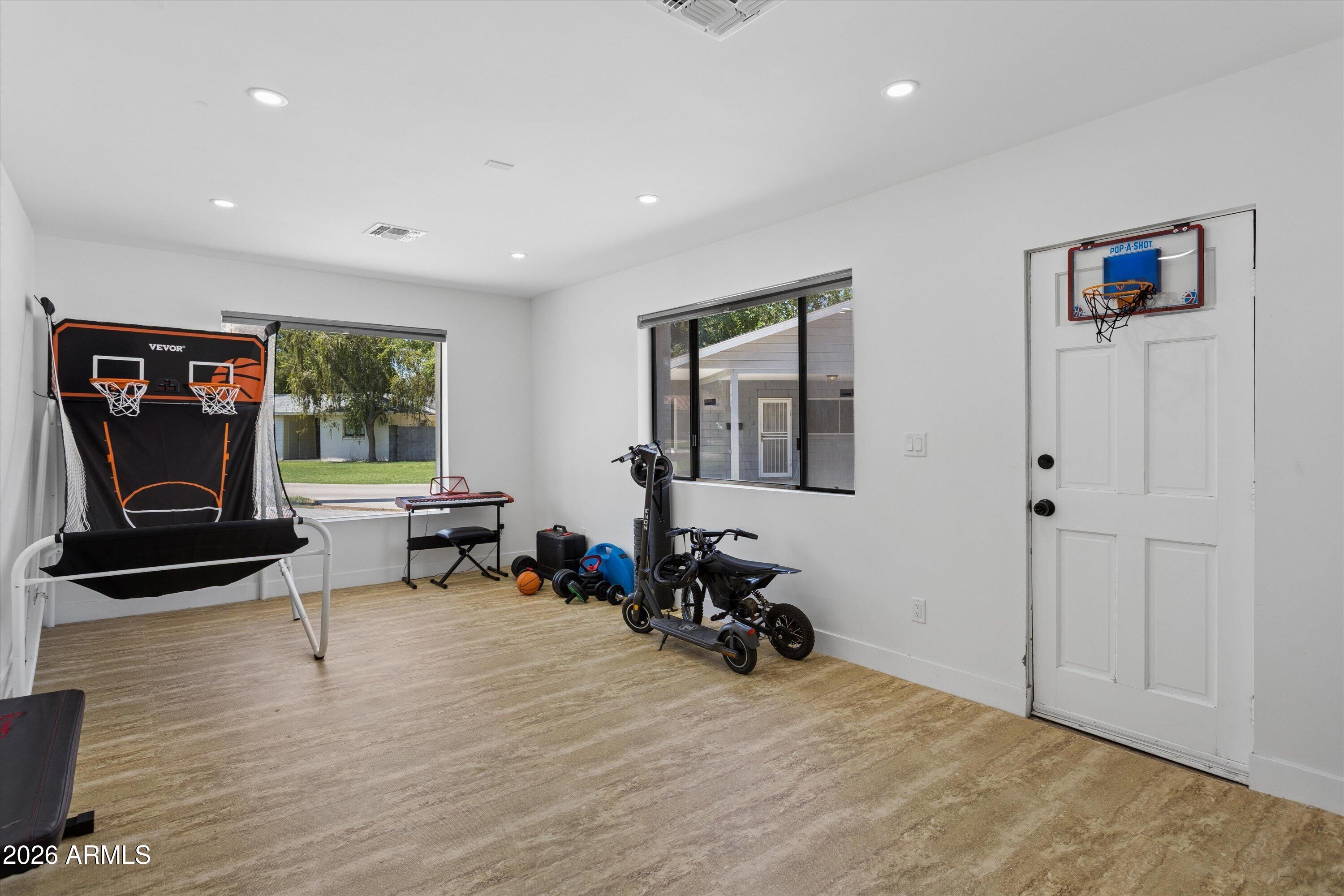 504 W HARMONT Drive