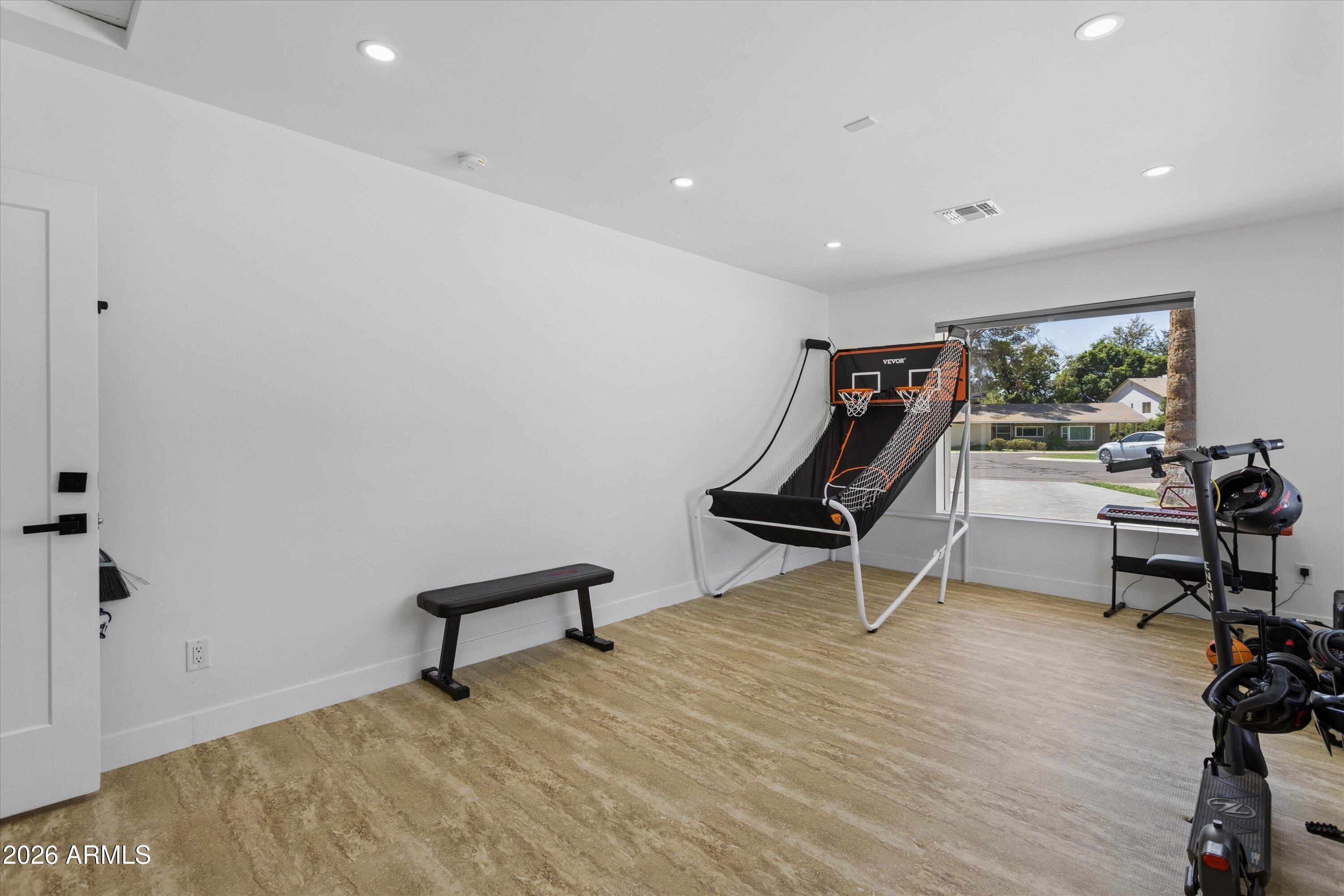 504 W HARMONT Drive