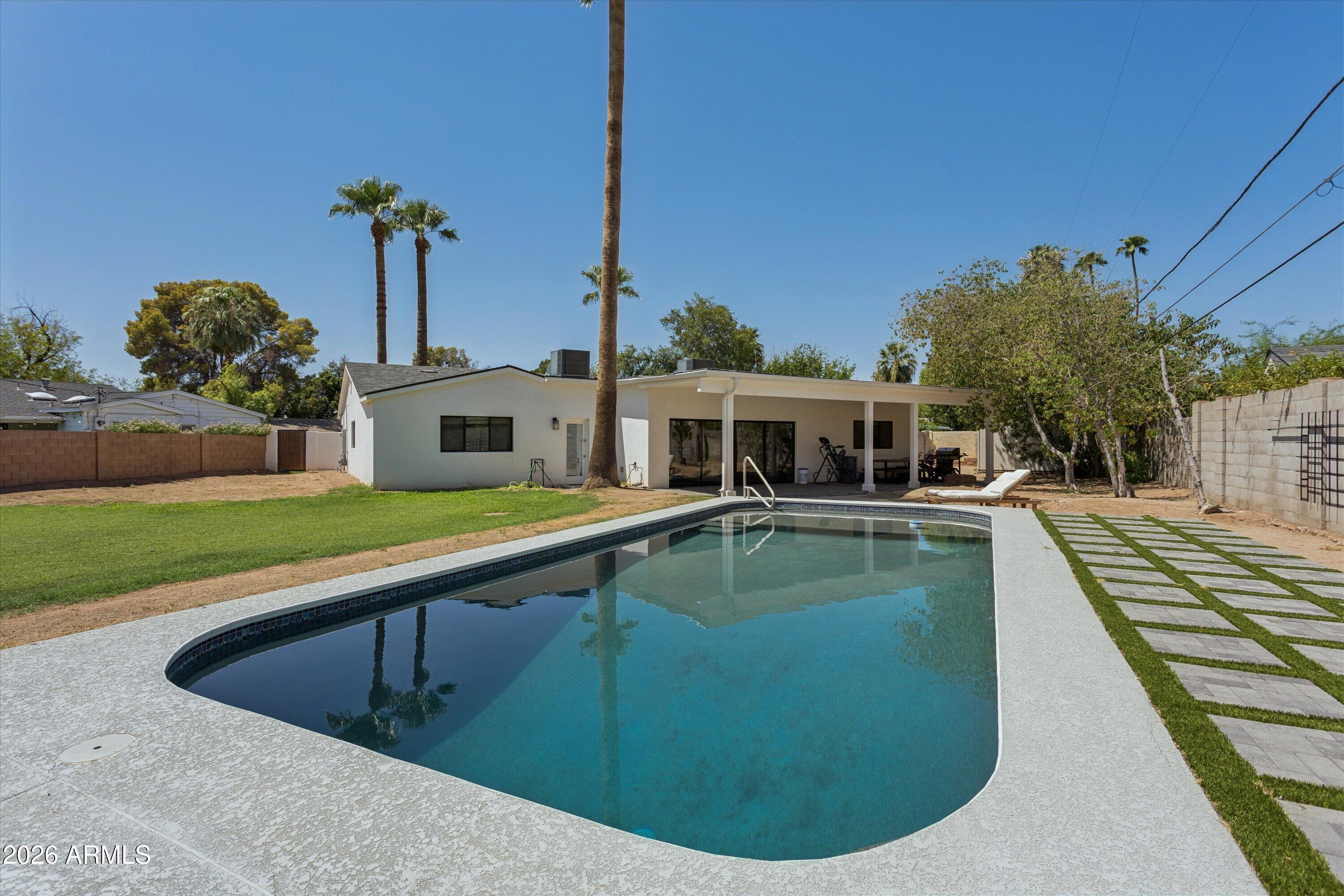 504 W HARMONT Drive