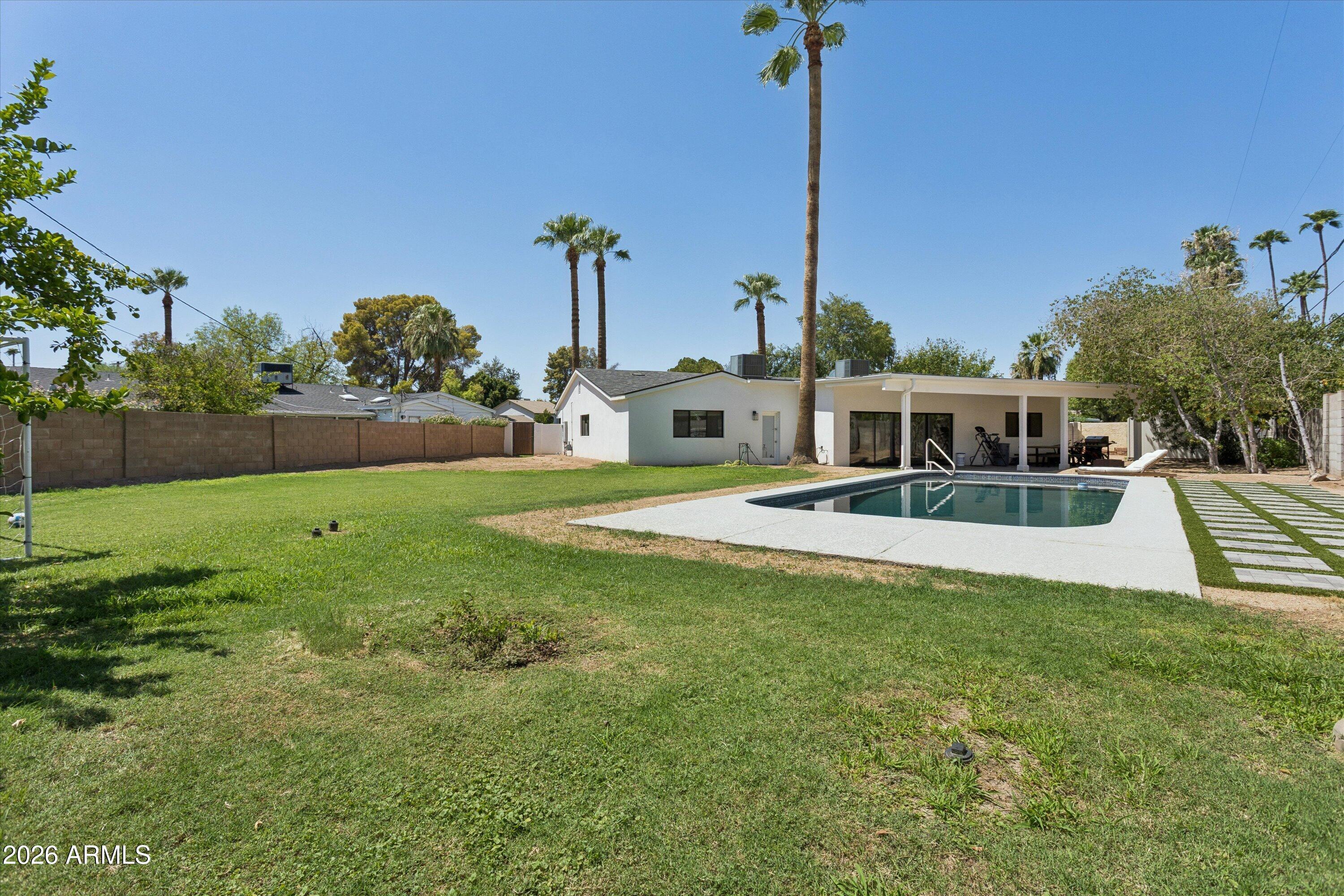 504 W HARMONT Drive