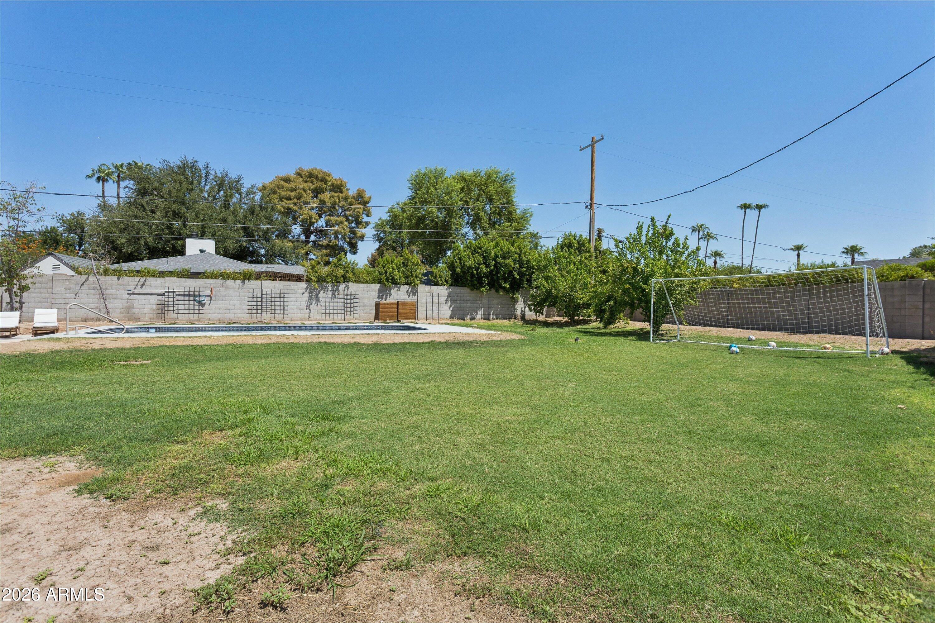 504 W HARMONT Drive