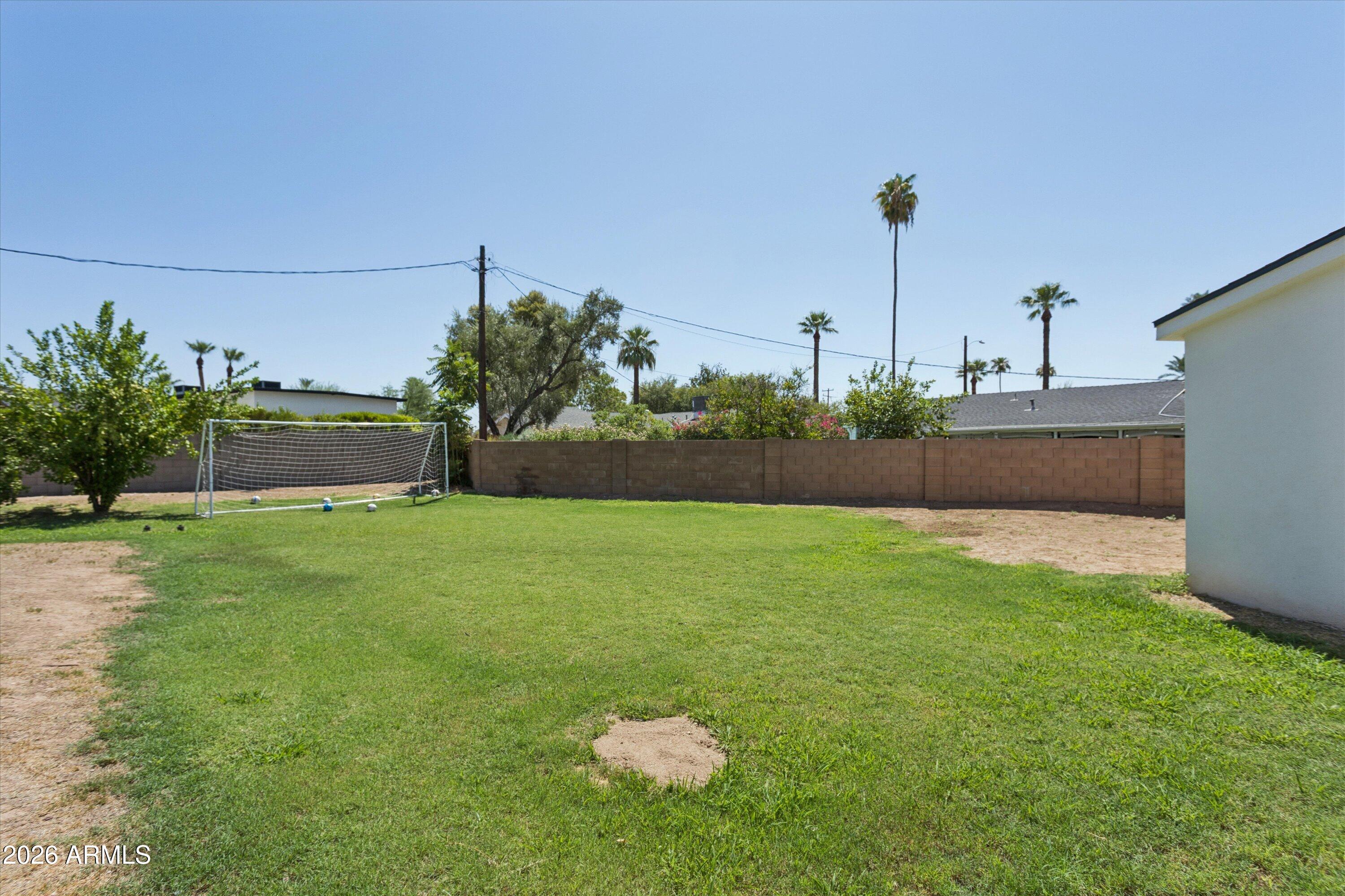 504 W HARMONT Drive