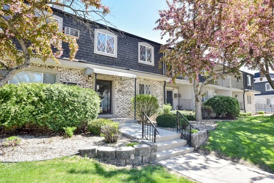 121 W NORTH Street Unit: 27