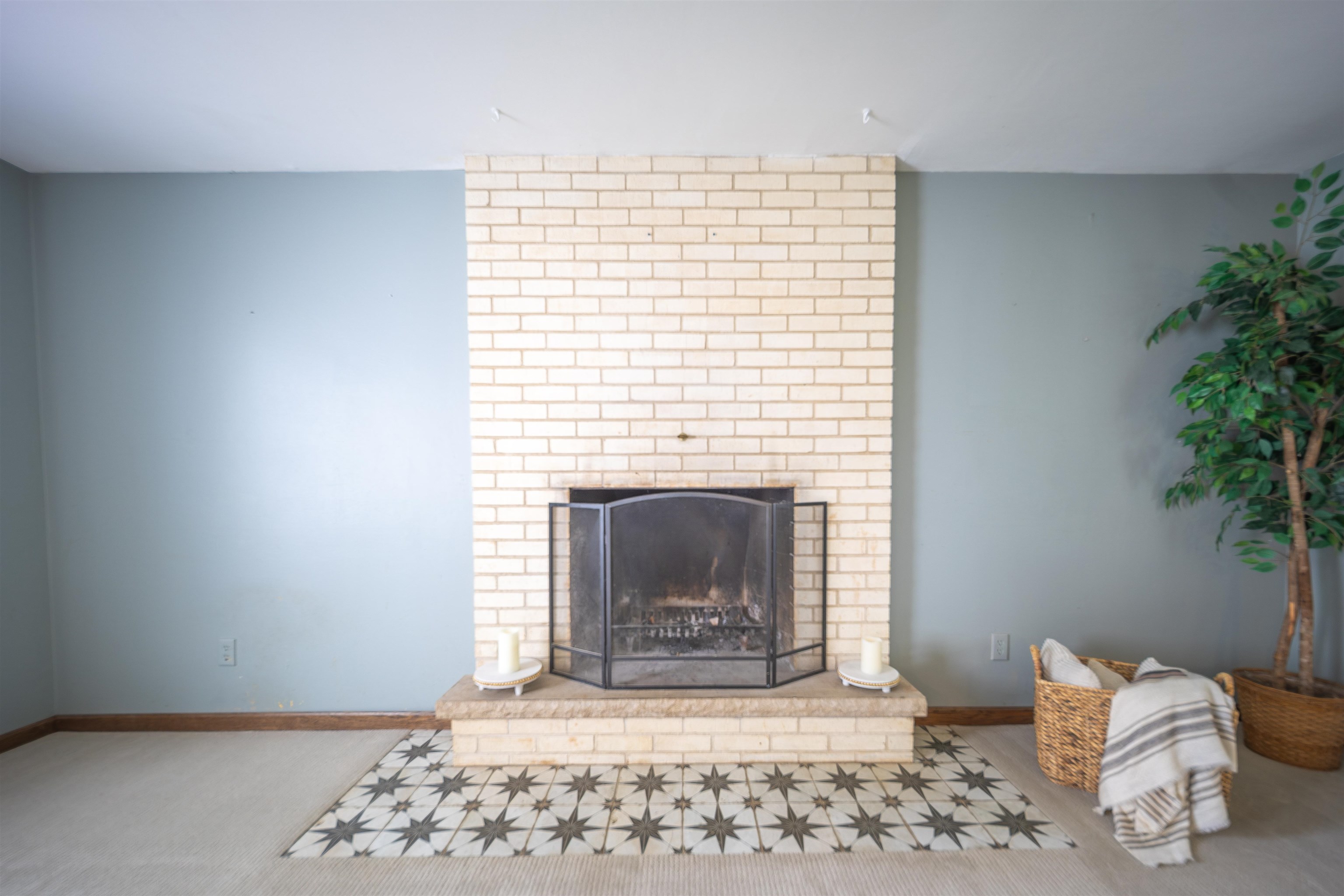559 HILLTOP Drive