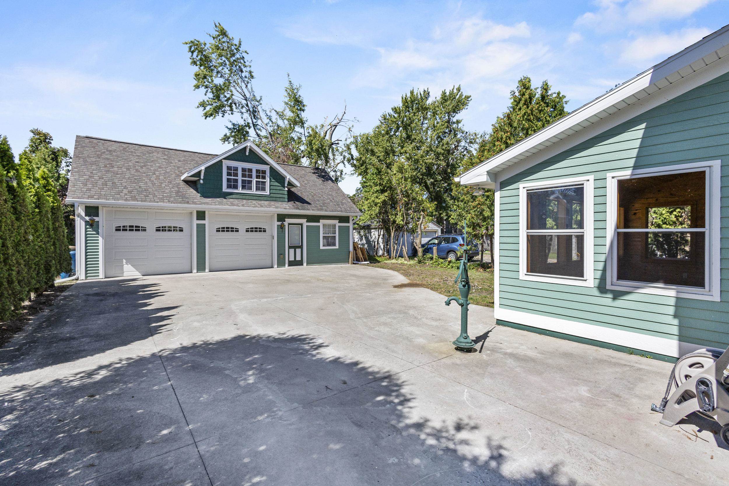 379 NAYMUT Street