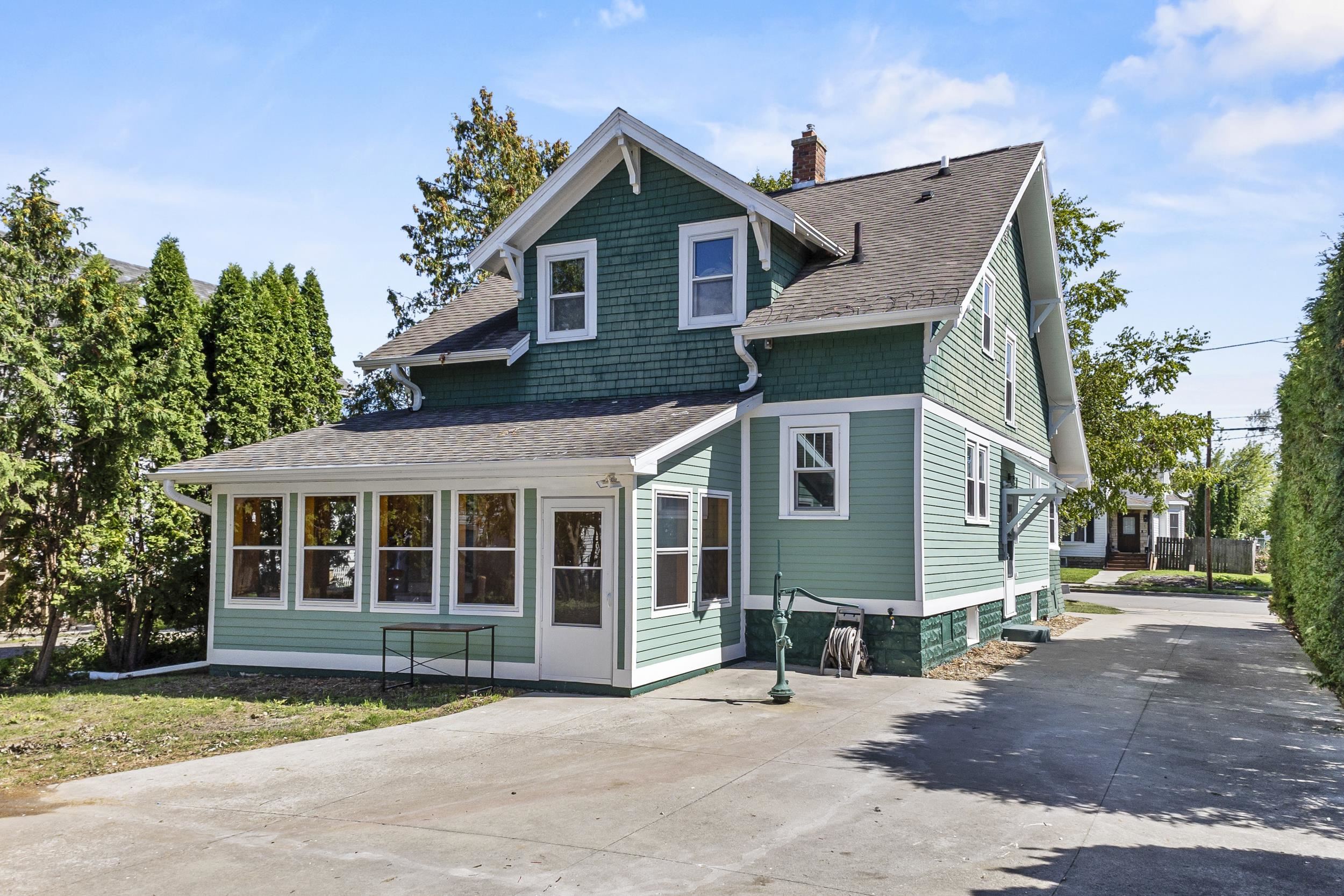 379 NAYMUT Street