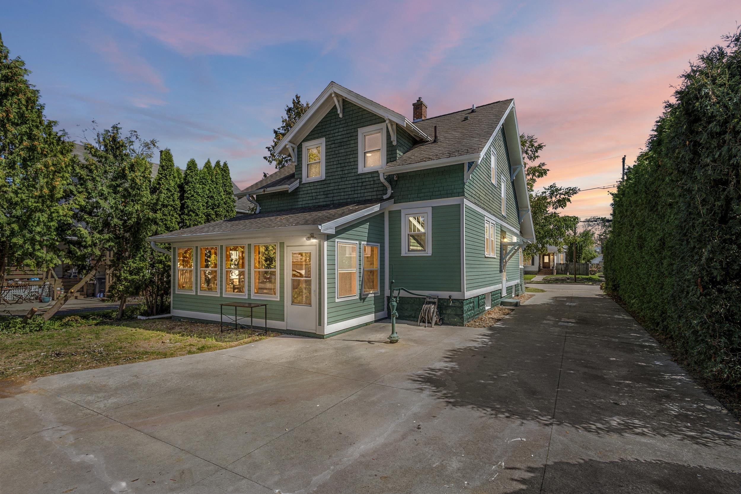 379 NAYMUT Street