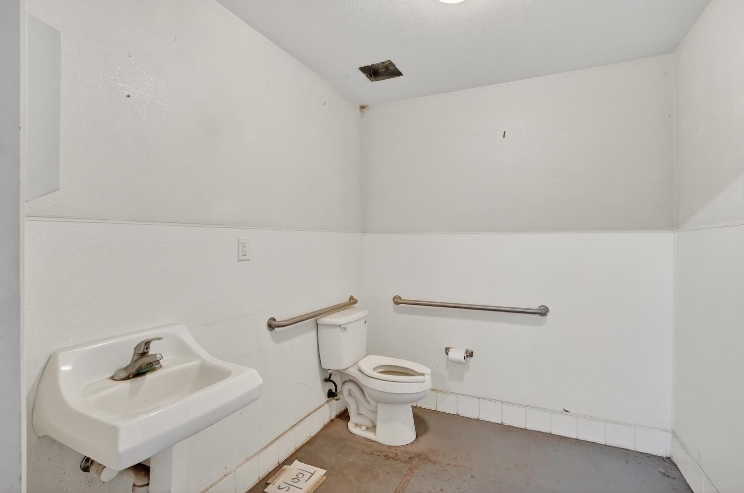 13475 E Highway 88