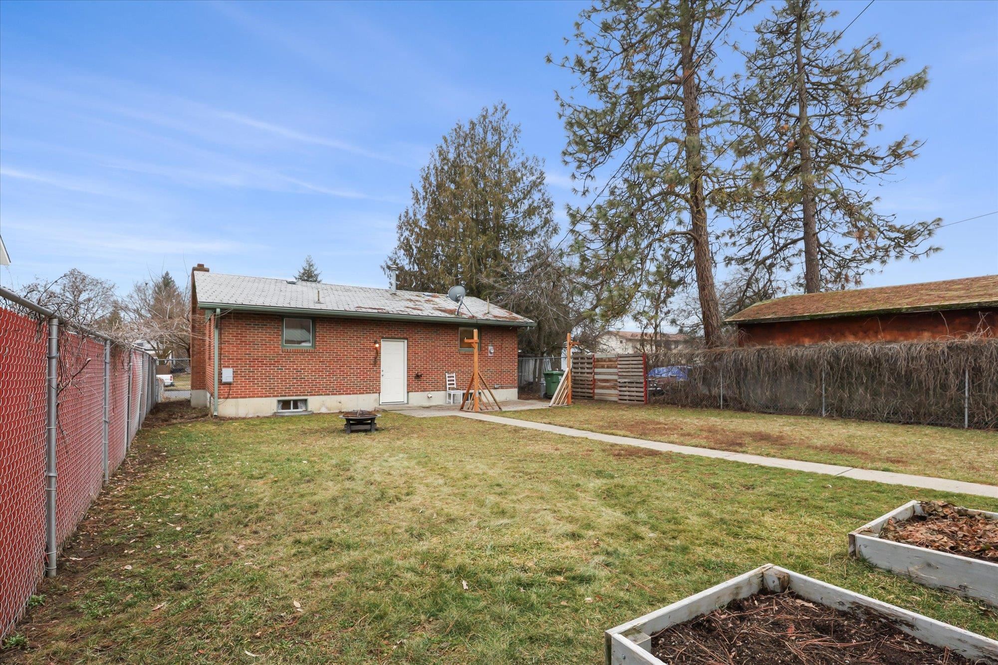 2136 W CLEVELAND Ave