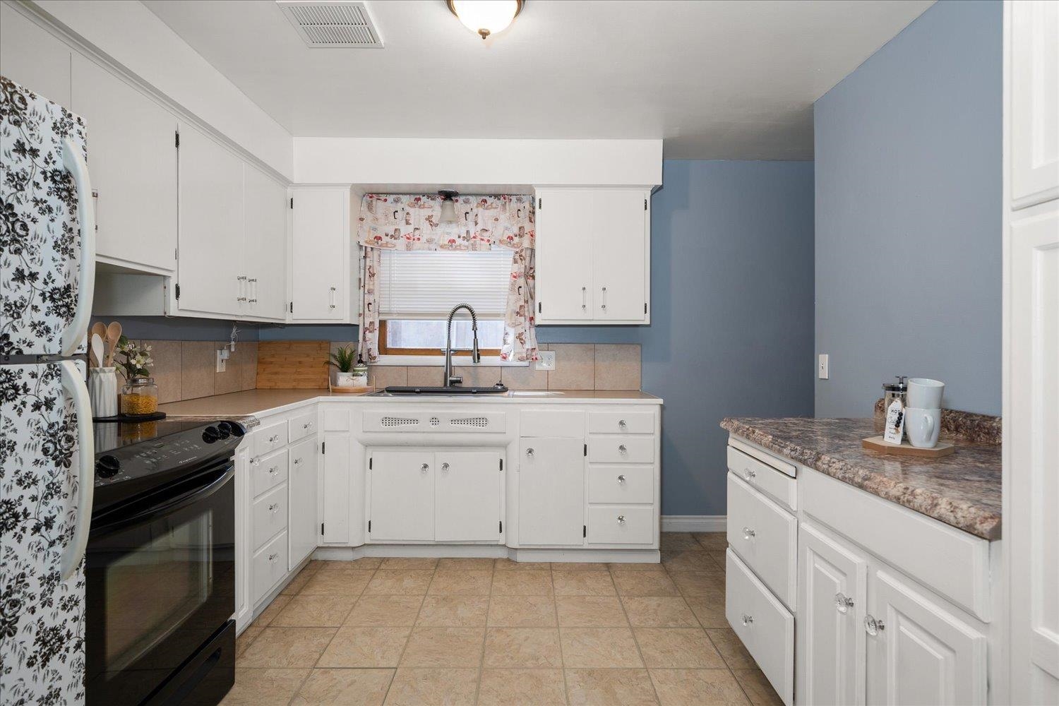 3312 E HILLS Ct