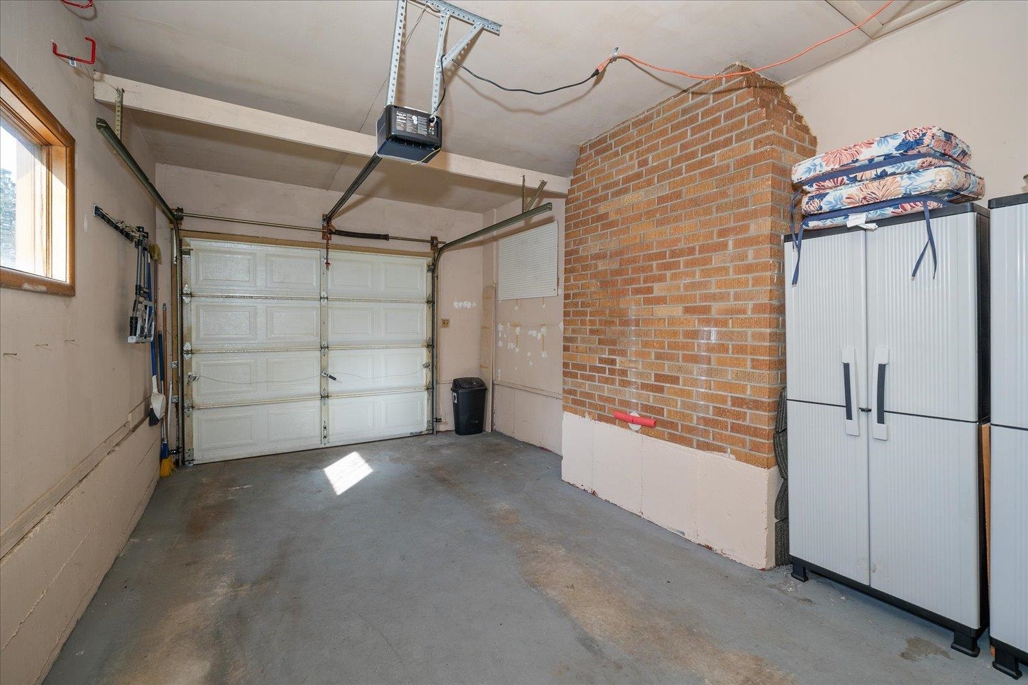 3312 E HILLS Ct