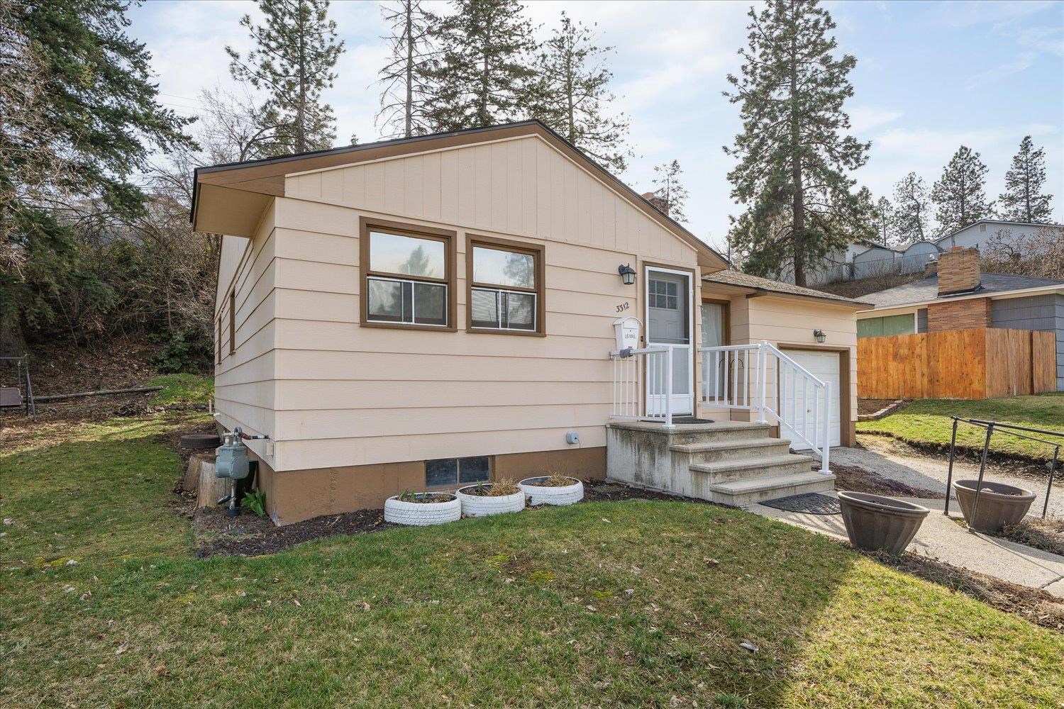 3312 E HILLS Ct