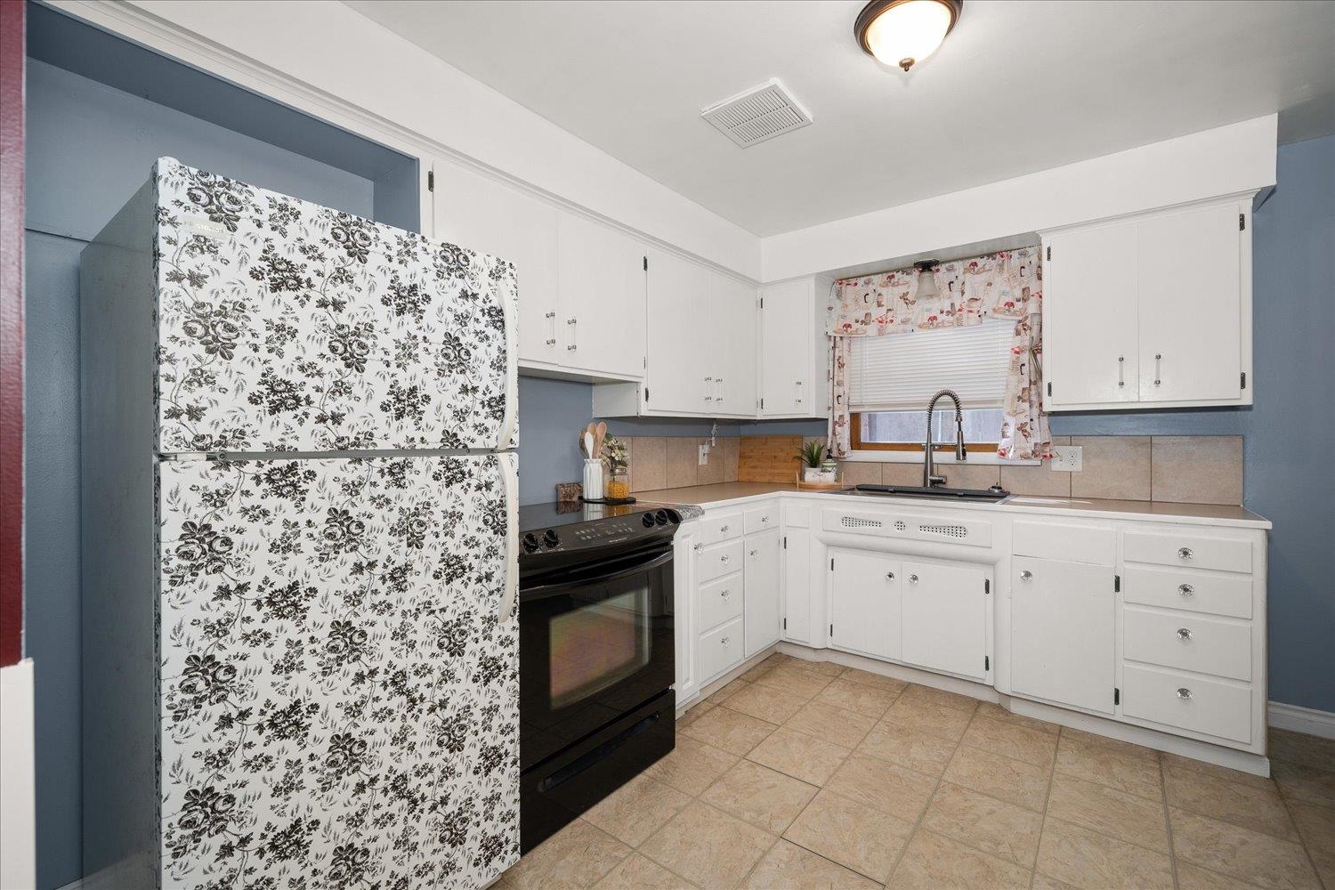 3312 E HILLS Ct