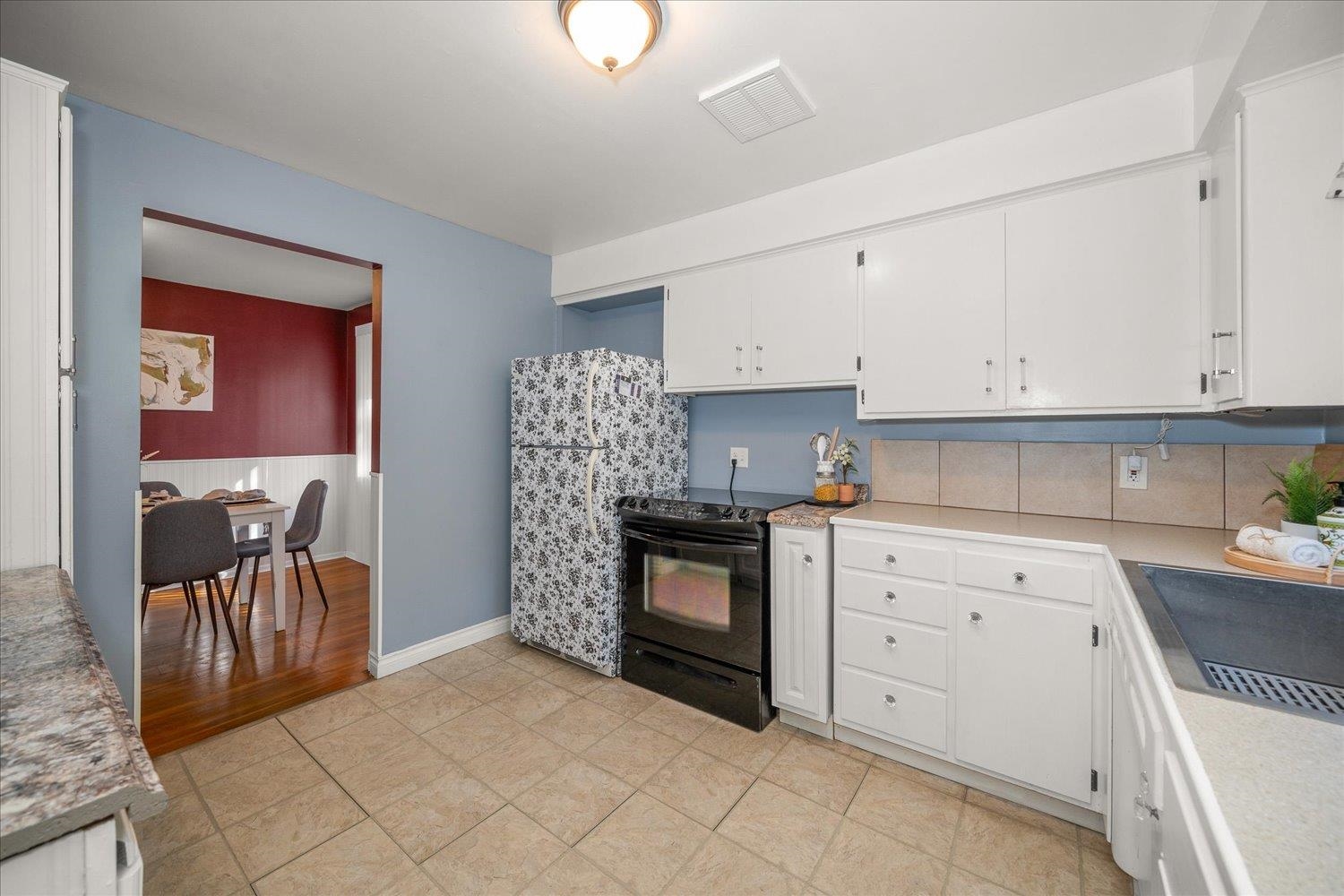 3312 E HILLS Ct