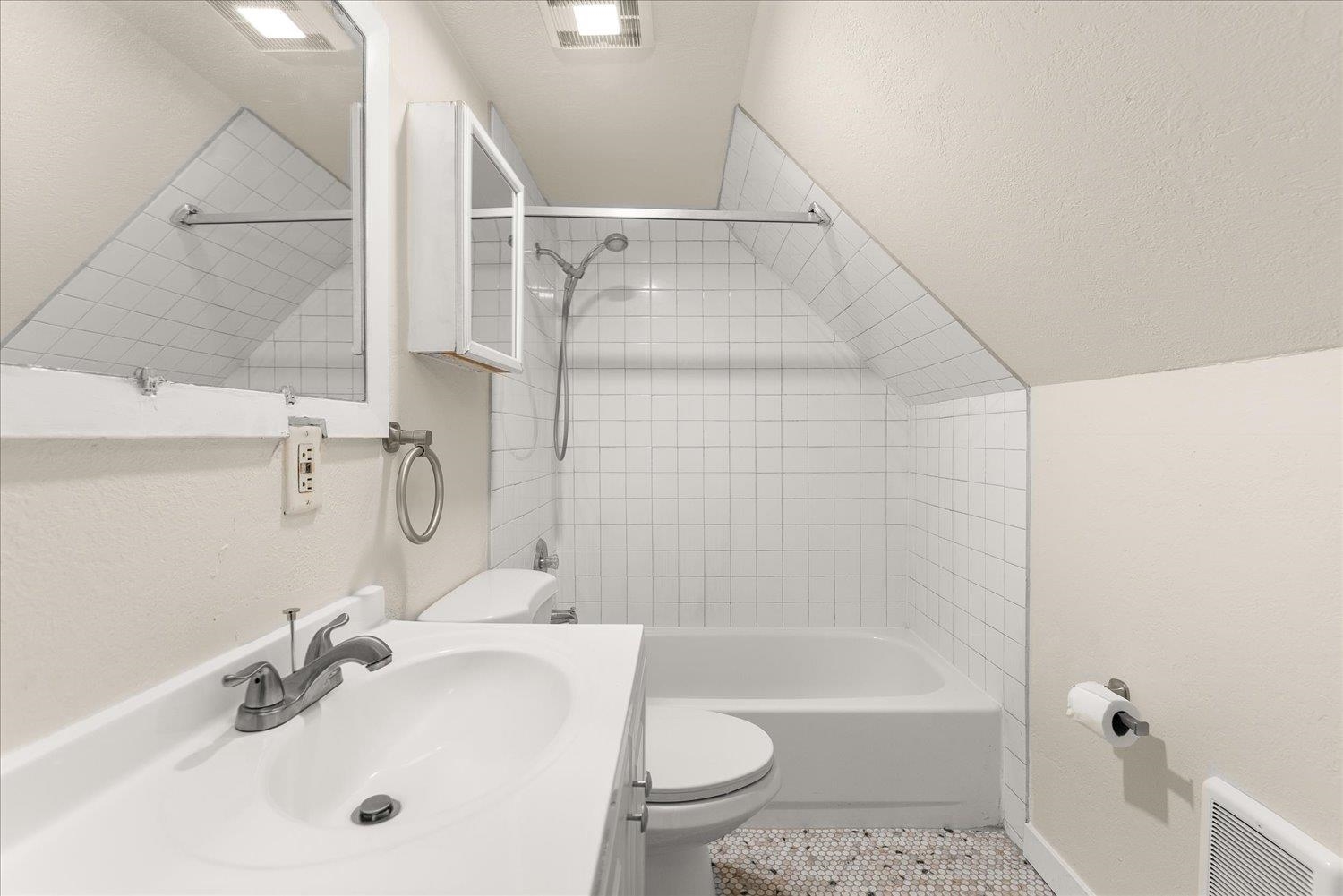 417/419 E MONTGOMERY Ave