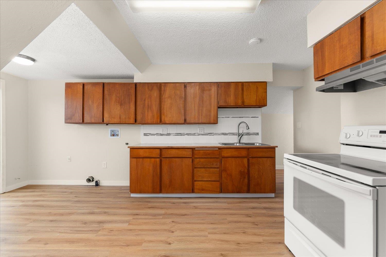 417/419 E MONTGOMERY Ave